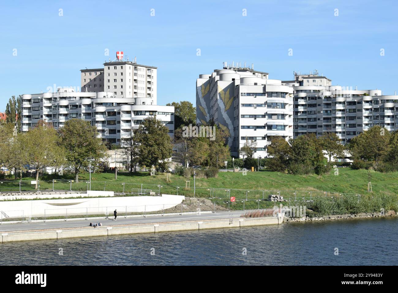 WIEN, ÖSTERREICH - 8. OKTOBER 2024: Moderne und traditionellere oder konventionelle Sozialwohnhäuser in den 22. Bezirk (Donaustadt). Stockfoto