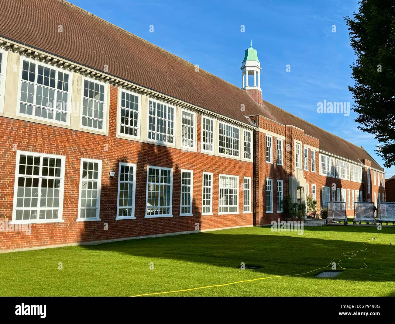 Letchworth, Herts – September 2024: Emil Dale Academy, Broadway. Neubau 2024 in einer umgebauten grammer-Schule. - Smartphone-aufgenommenes Stockfoto