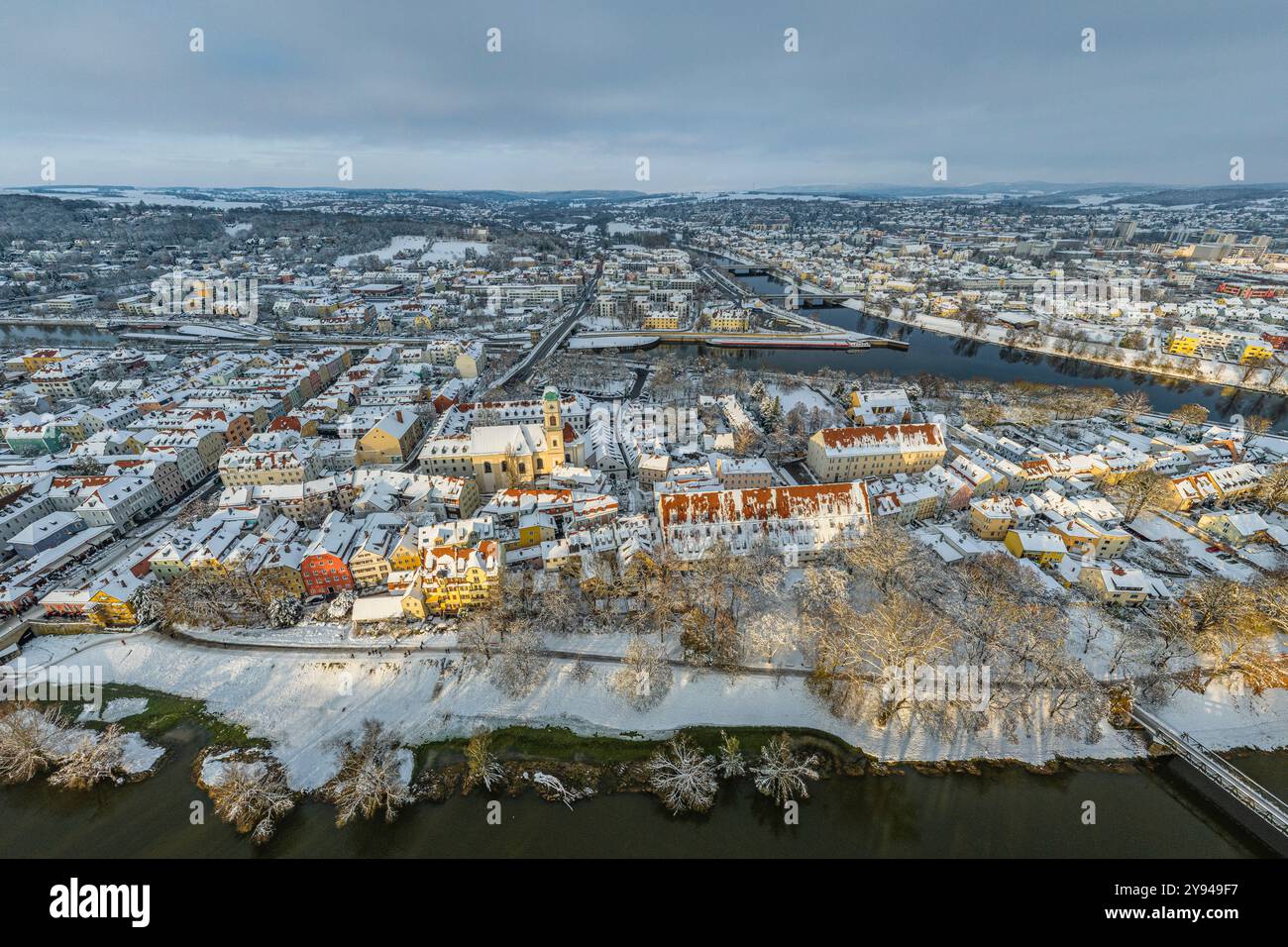 Blick auf das schneebedeckte Regensburg an der Donau rund um die Insel Wöhrd an einem bewölkten Winternachmittag Stockfoto