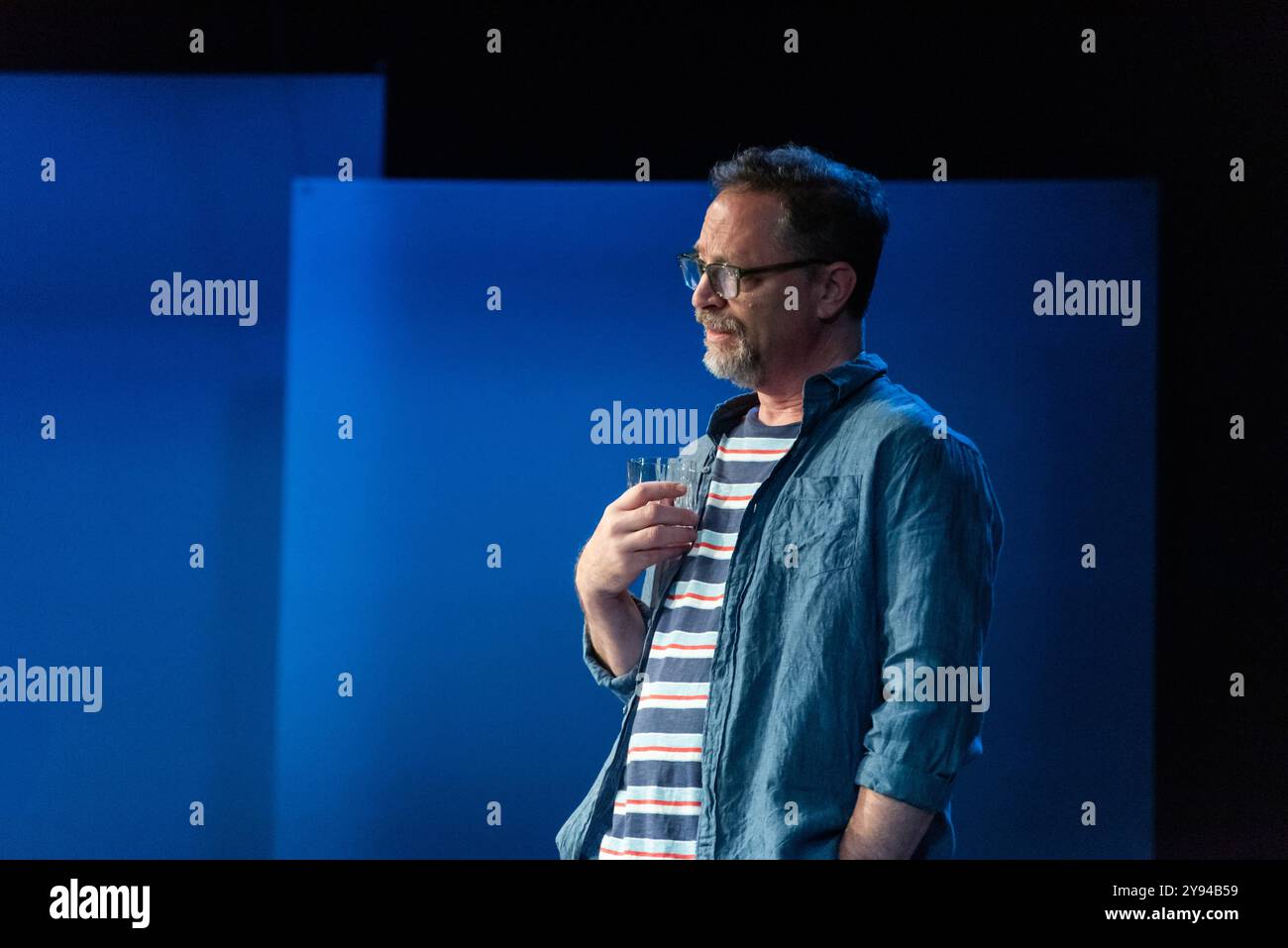 London, 8. Oktober 2024, Joshua Malina in What We Talk About When We Talk about Anne Frank im Marylebone Theatre. Lou Morris/Alamy Live News Stockfoto