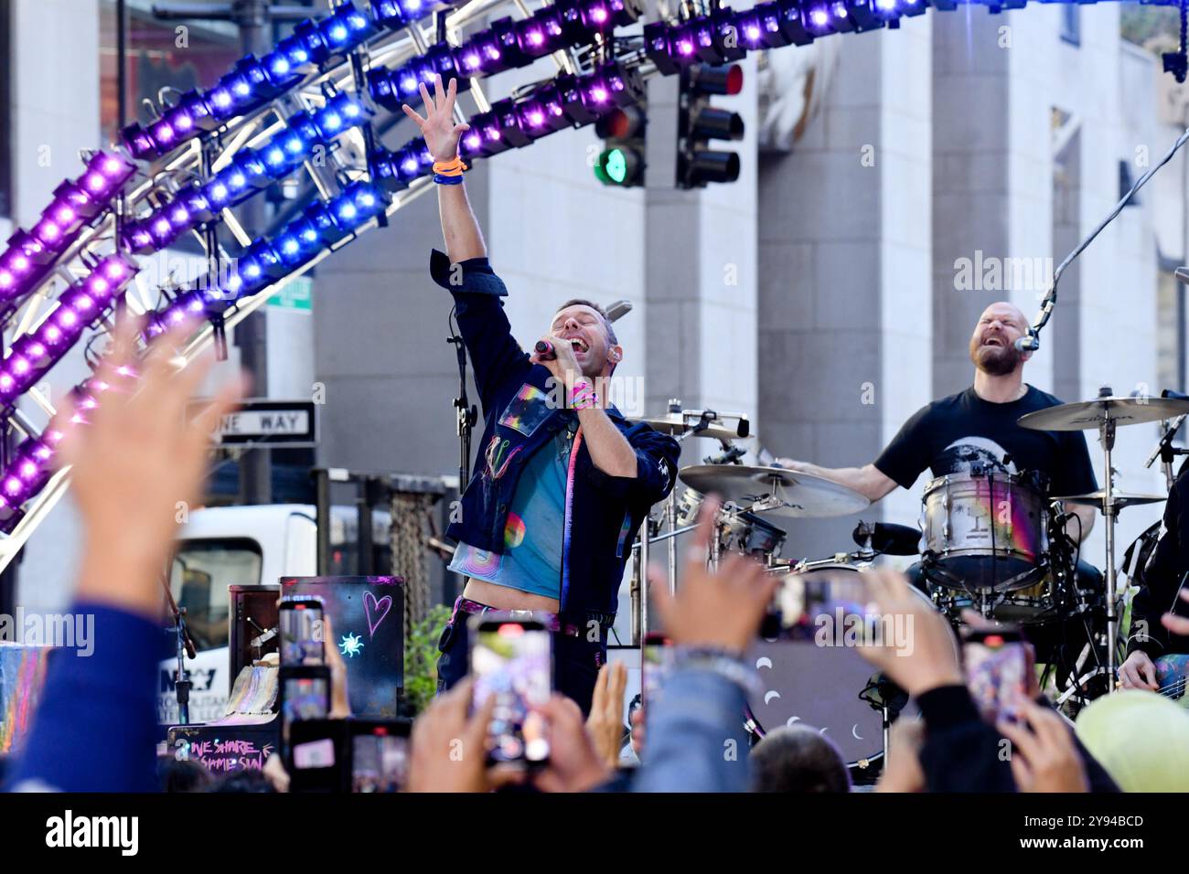 New York, USA. Oktober 2024. Chris Martin and will Champion - Coldplay tritt am 8. Oktober 2024 auf der „Today“ Show von NBC im Rockefeller Center in New York, NY, auf. (Foto: Efren Landaos/SIPA USA) Credit: SIPA US/Alamy Live News Stockfoto