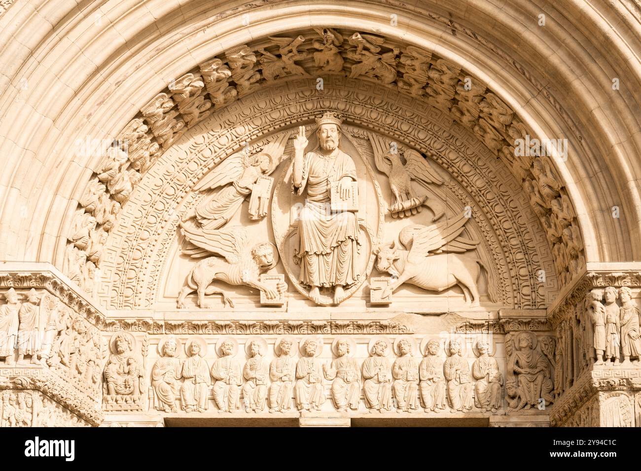 Religiöse Statue über dem Portal der katholischen Kirche Saint-Trophime in Arles, Frankreich Stockfoto