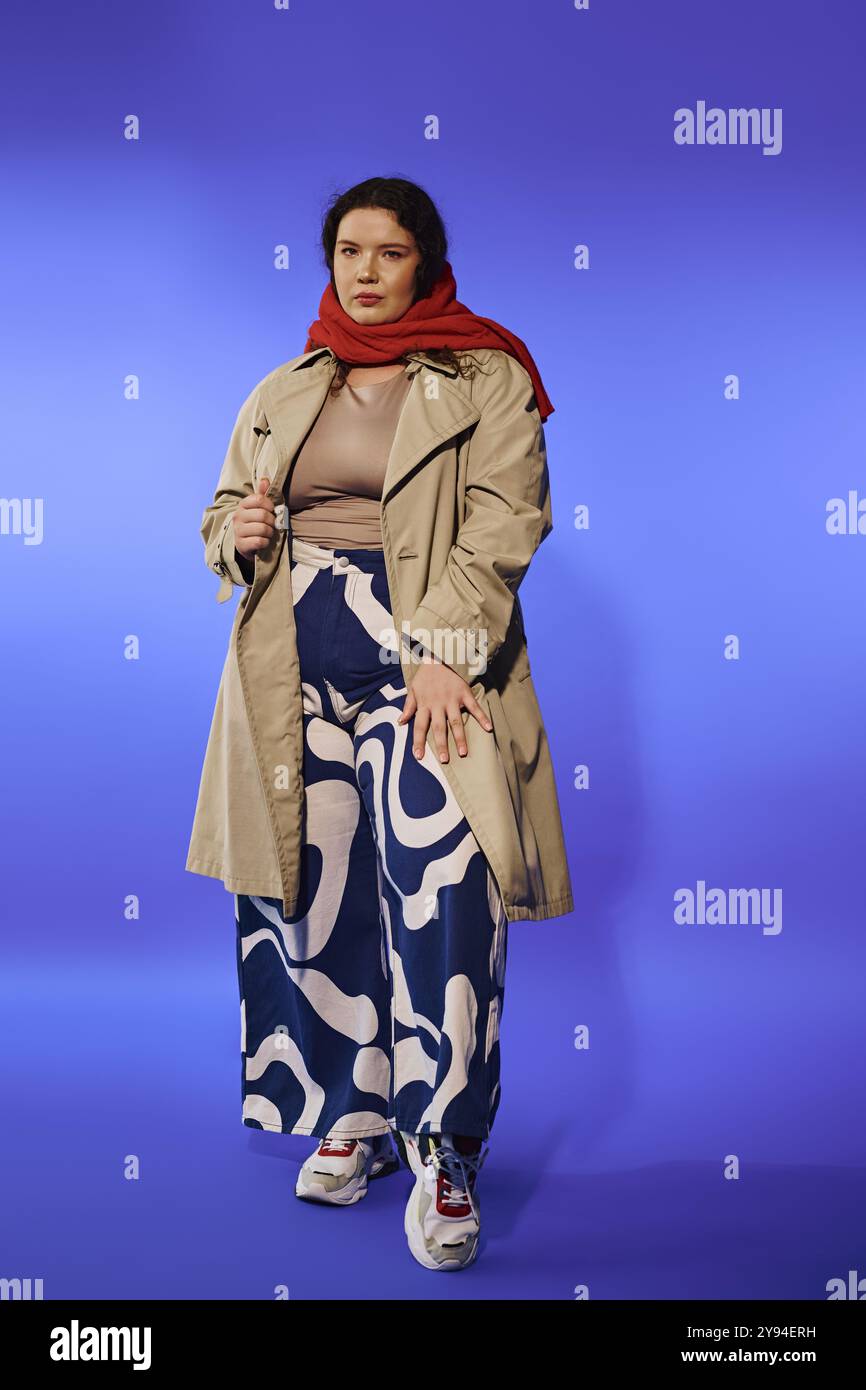 Eine Frau in Übergröße zeigt ihr Gespür für Mode und trägt ein stilvolles Ensemble mit Flair und Selbstvertrauen. Stockfoto