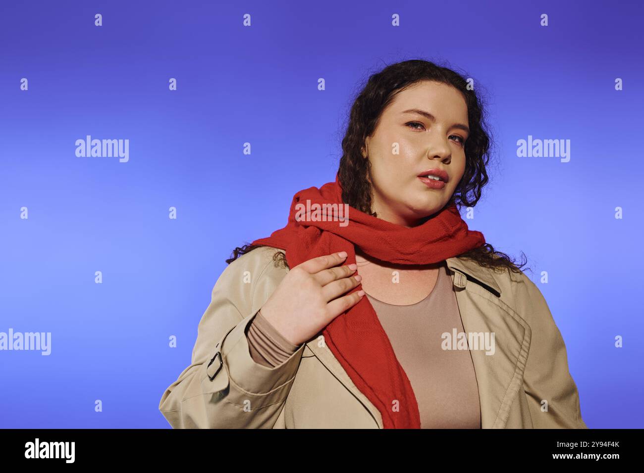 Die schöne Frau in Übergröße zeigt ihre Eleganz und Selbstvertrauen in einem auffälligen Outfit. Stockfoto