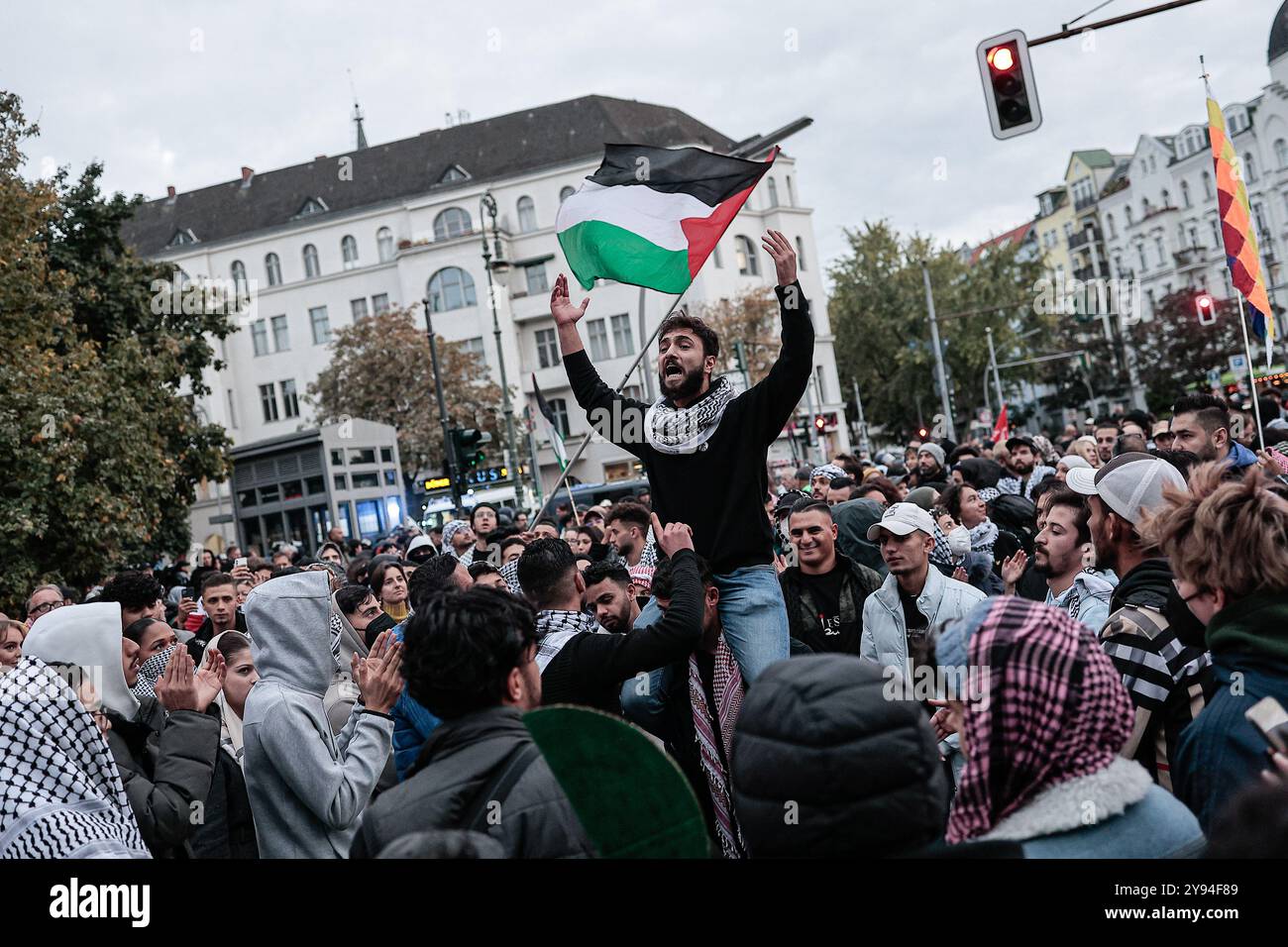 Berlin, Deutschland. Oktober 2024. Ein pro-palästinensischer Demonstrant singt Parolen während eines Protests für die palästinensischen Rechte am ersten Jahrestag der Hamas-Invasion in Südisrael in Berlin. Der Protest unter dem Motto „Glory to the Resistance“ wurde von einer großen Polizeipräsenz begleitet. Am 7. Oktober 2023 stürmten Tausende von Hamas-Militanten vom Gazastreifen nach Israel, töteten 1.139 Menschen und entführten Israelis. Quelle: SOPA Images Limited/Alamy Live News Stockfoto