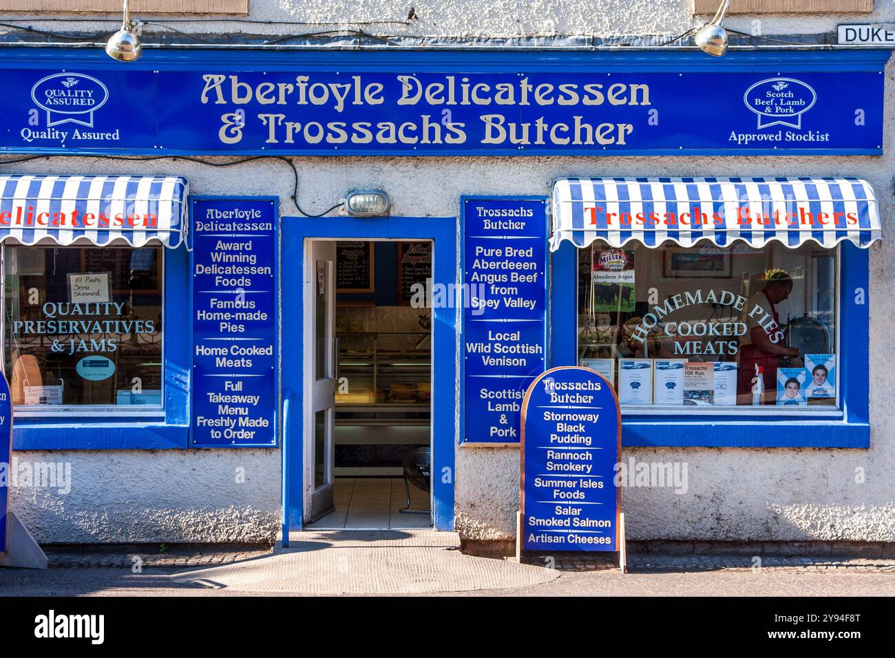 Hochwertige lokale Fleischwaren, Fisch, Käse und hausgemachte Kuchen zum Verkauf bei Aberfoyle Delicatessen & Trossachs Butcher, Aberfoyle, Schottland, Großbritannien Stockfoto