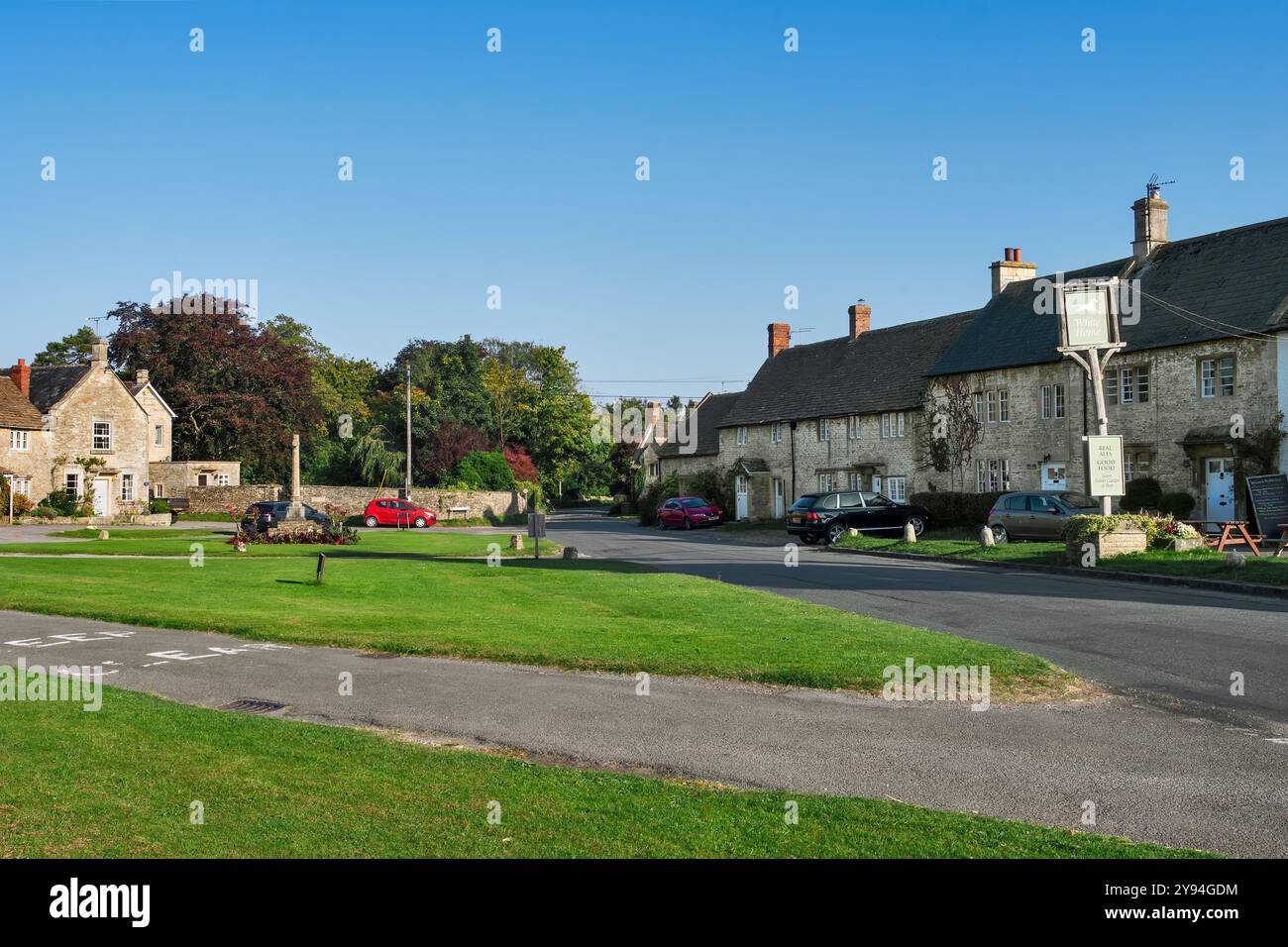 Das malerische Dorf Biddestone mit Dorfgrün in den Cotswolds, England im Sommer, wo Agatha Raisin gedreht wurde Stockfoto