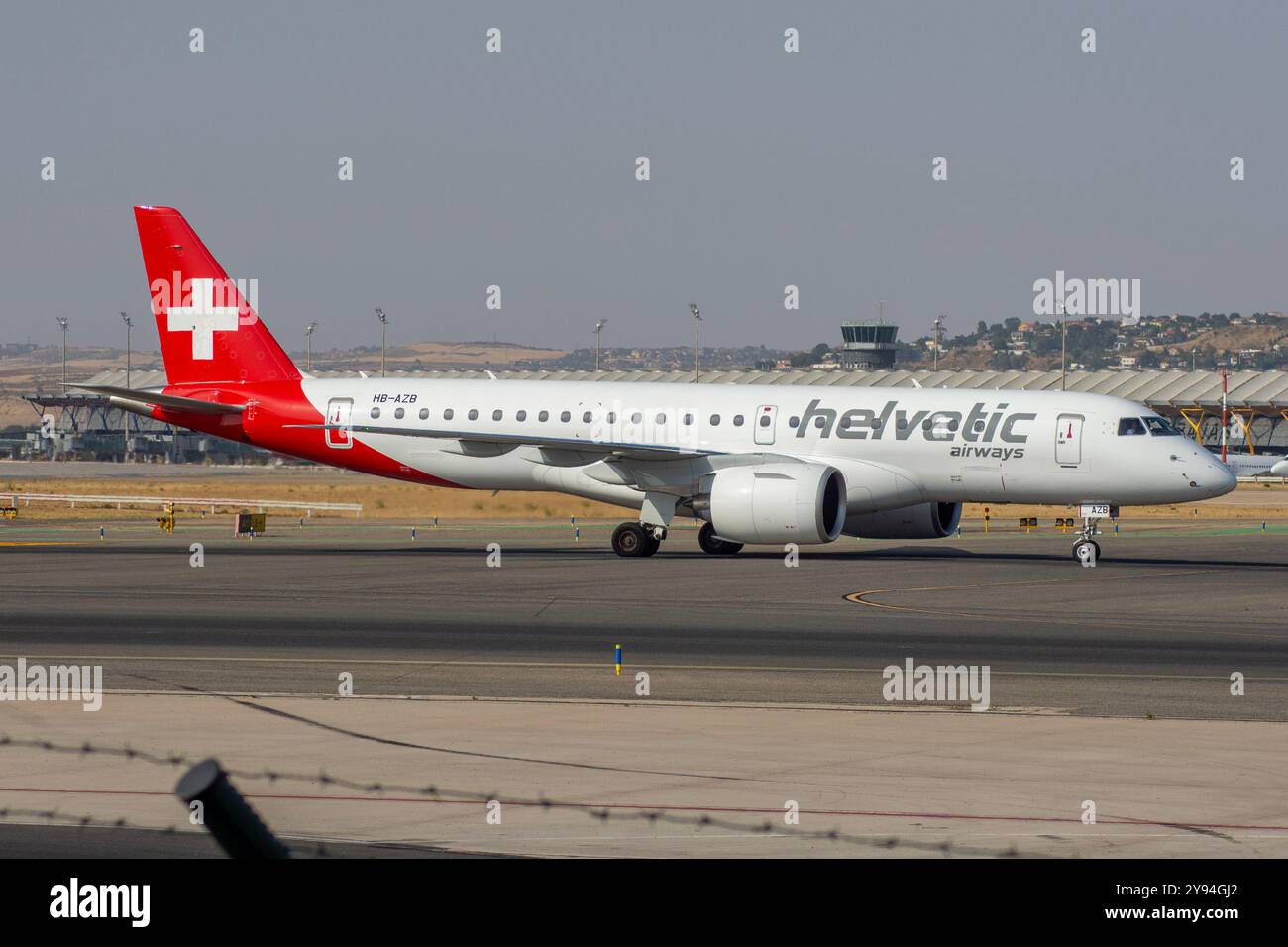 Flughafen Madrid. Embraer 195 Flugzeug der Fluggesellschaft Helvetic Airways Stockfoto