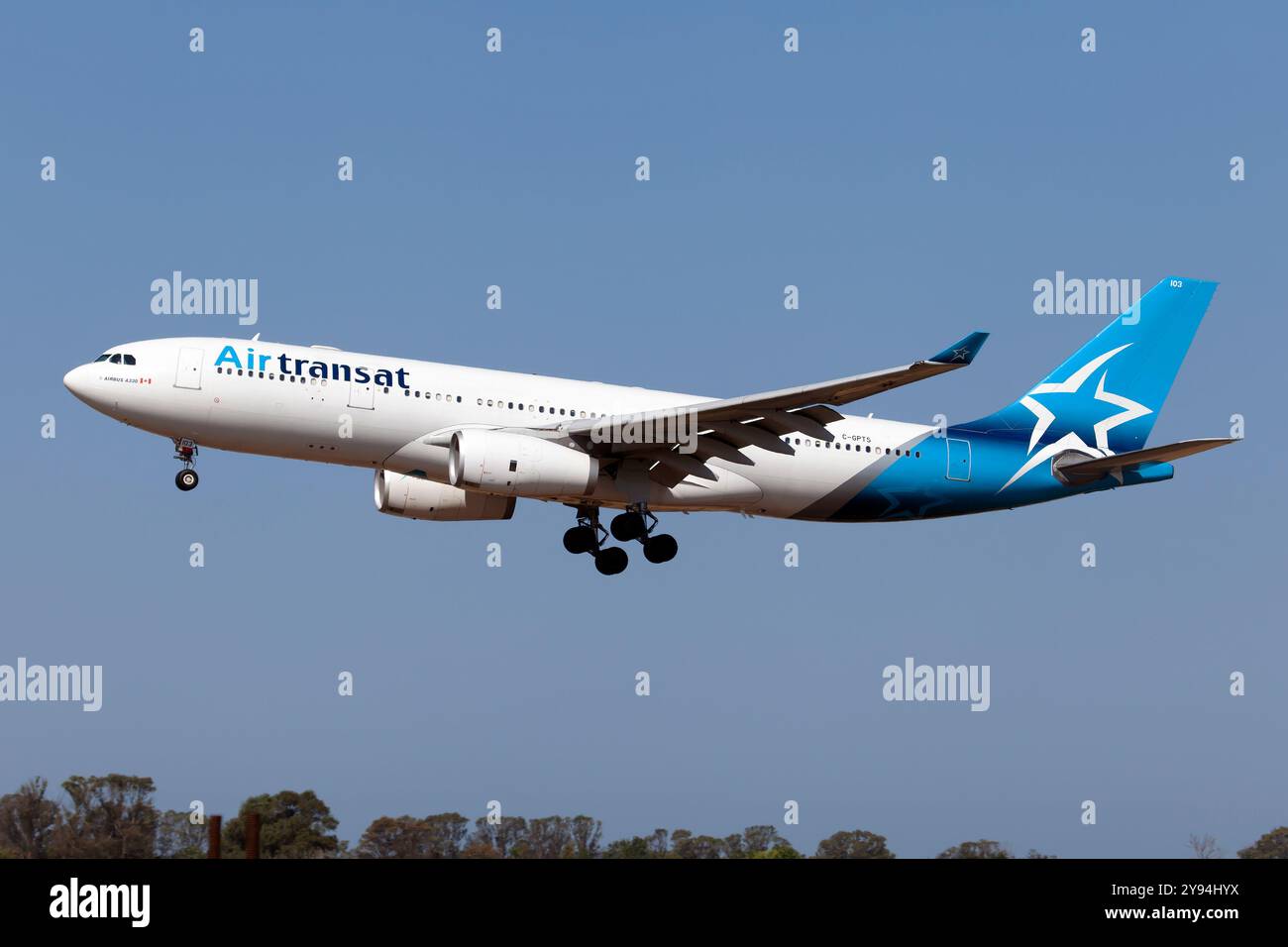 Ein Air Transat Airbus 330-200 landet am Flughafen Rom Fiumicino. Air Transat wurde 2024 von Passagieren bei den Skytrax World Airline Awards zur besten Freizeitfluggesellschaft der Welt gewählt Stockfoto