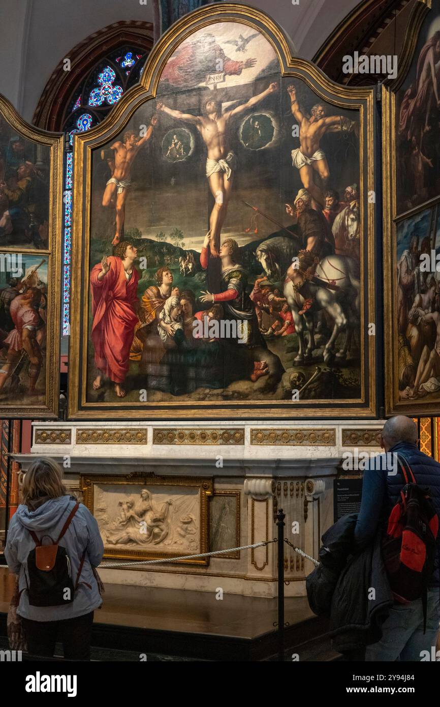 Belgien, Flandern, Brügge, Onze-Lieve Vrouwekerk, Kirche unserer Lieben Frau, Hochaltar Bernard van Orley Passion Christi, Kreuzigung Triptychon Stockfoto