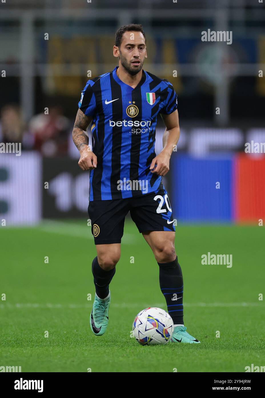 Mailand, Italien. Oktober 2024. Hakan Calhanoglu vom FC Internazionale während des Spiels der Serie A in Giuseppe Meazza, Mailand. Der Bildnachweis sollte lauten: Jonathan Moscrop/Sportimage Credit: Sportimage Ltd/Alamy Live News Stockfoto