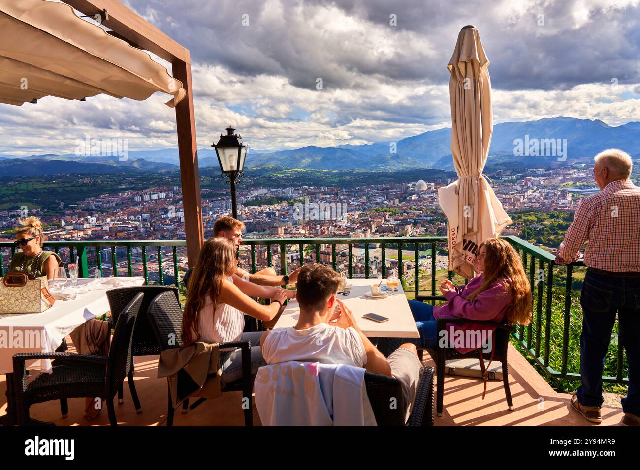 Junge Leute trinken auf einer Restaurantterrasse, allgemeiner Blick auf Oviedo vom Berg Naranco, Asturien, Spanien Stockfoto