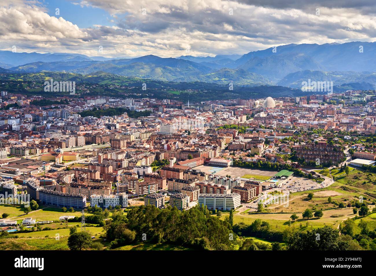 Allgemeine Ansicht von Oviedo vom Berg Naranco, Asturien, Spanien Stockfoto
