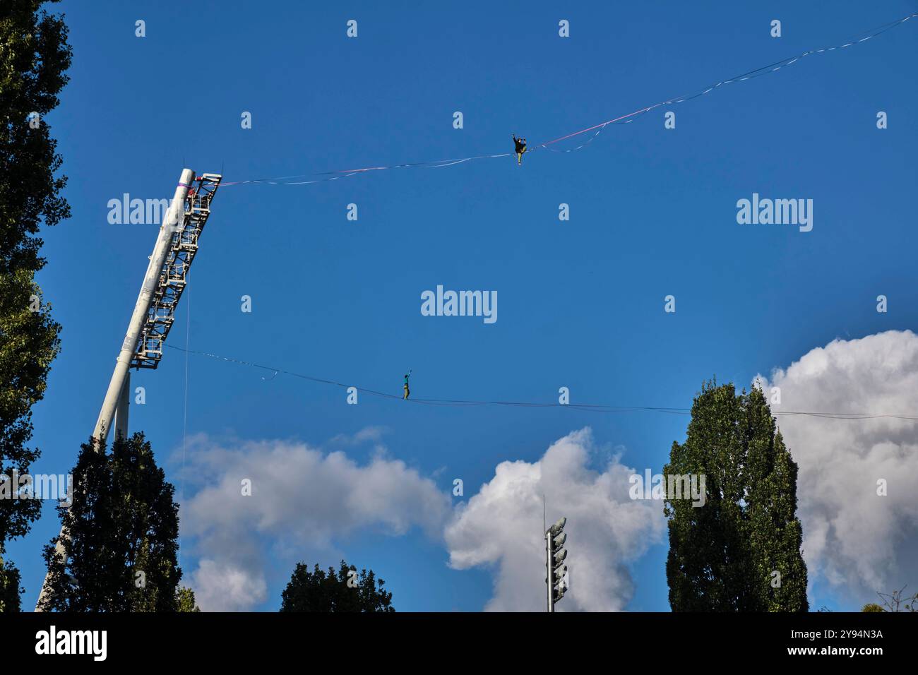 Seil Akrobate Deutschland, Berlin, 29.09.2024, Sonntagabend im Mauerpark, Seil Akrobaten, Flutlichtmasten Kantian Stadion, Â *** Seilakrobaten Deutschland, Berlin, 29 09 2024, Sonntagabend im Mauerpark, Seilakrobaten, Flutlichtmasten Kantian Stadion, Â Stockfoto