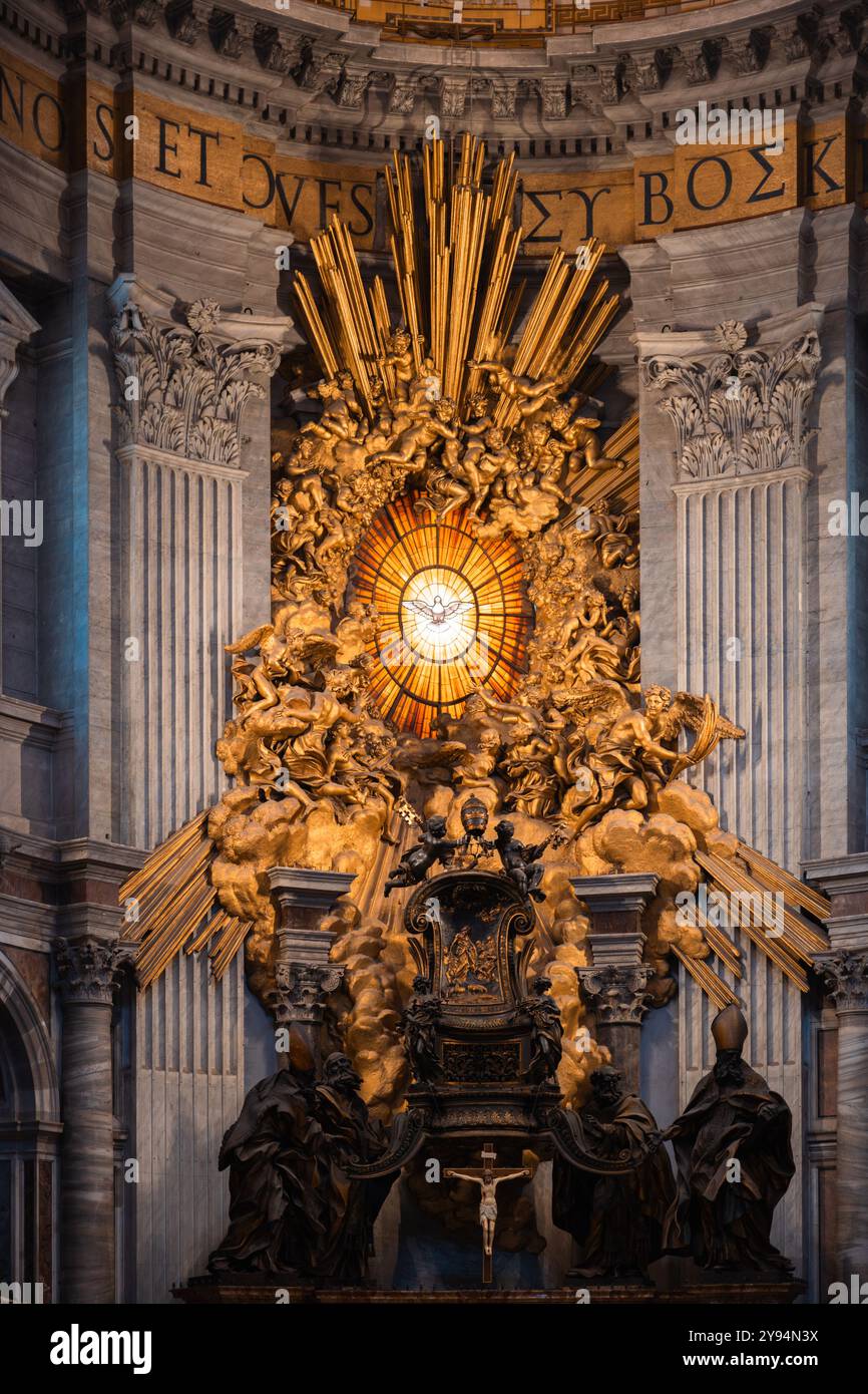 Die reich verzierte Apsis des Petersdoms zeigt den Petersdom, der dramatisch von vier Kirchendoktoren unterstützt wird und barocke Kunstfertigkeit und religiöse Bedeutung zeigt. Stockfoto