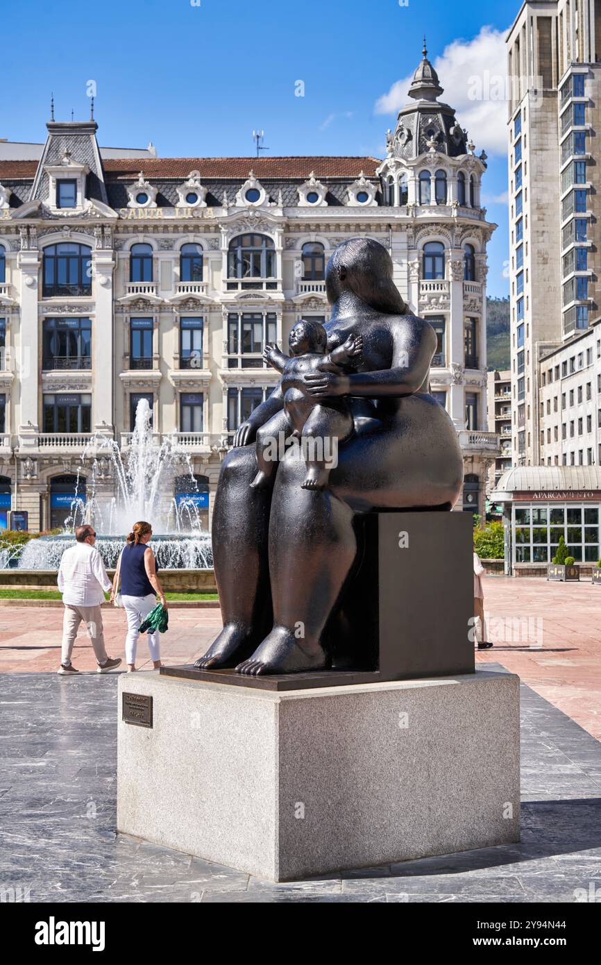 Die Mutterschaft, 1989, städtische Skulptur von Fernando Botero, Escandalera-Platz, Oviedo, Asturien, Spanien Stockfoto