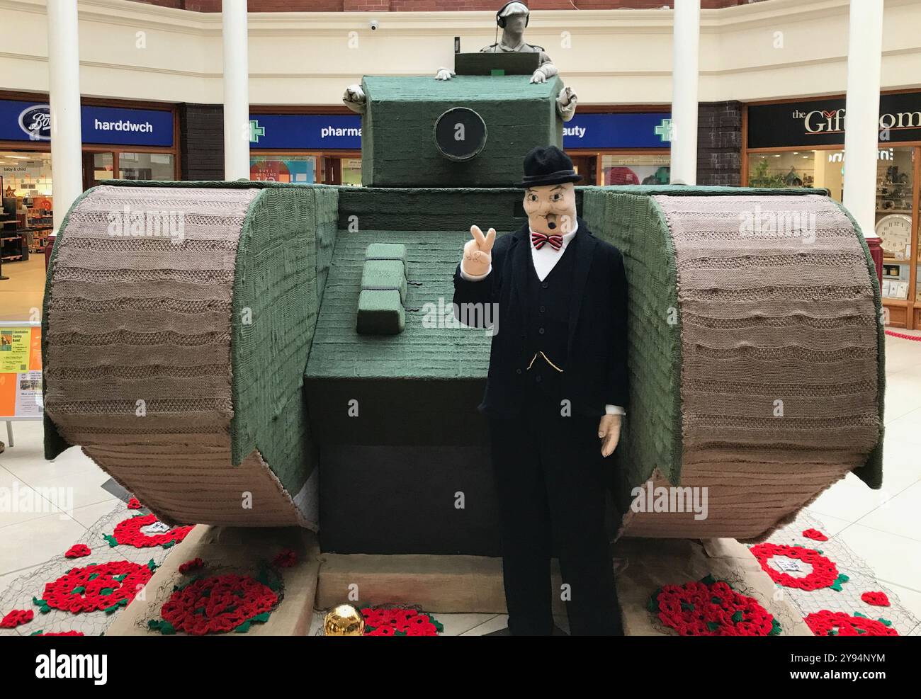 80. Jahrestag des D-Day, an dem die Ripon Community Poppy Crafters als längstes Garn Eines gestrickten Churchill Avre Tank und Winston Churchill erinnern Stockfoto