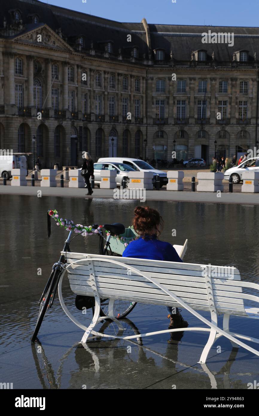 Moment der Entspannung und Freizeit auf dem Wasserspiegel vor dem Place de la Bourse in Bordeaux. Bordeaux, Gironde, New Aquitaine, Frankreich, Europa. Stockfoto