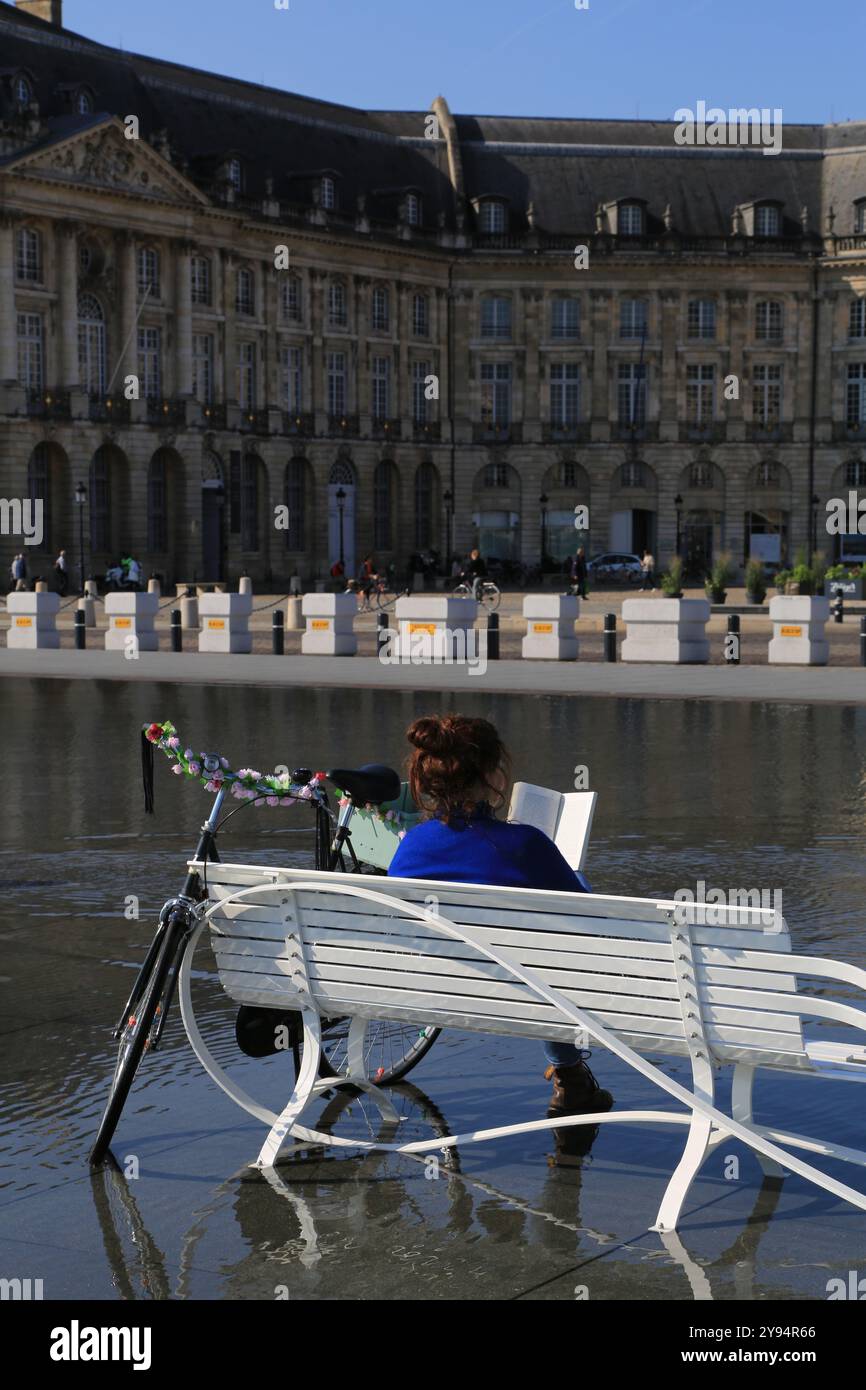 Moment der Entspannung und Freizeit auf dem Wasserspiegel vor dem Place de la Bourse in Bordeaux. Bordeaux, Gironde, New Aquitaine, Frankreich, Europa. Stockfoto