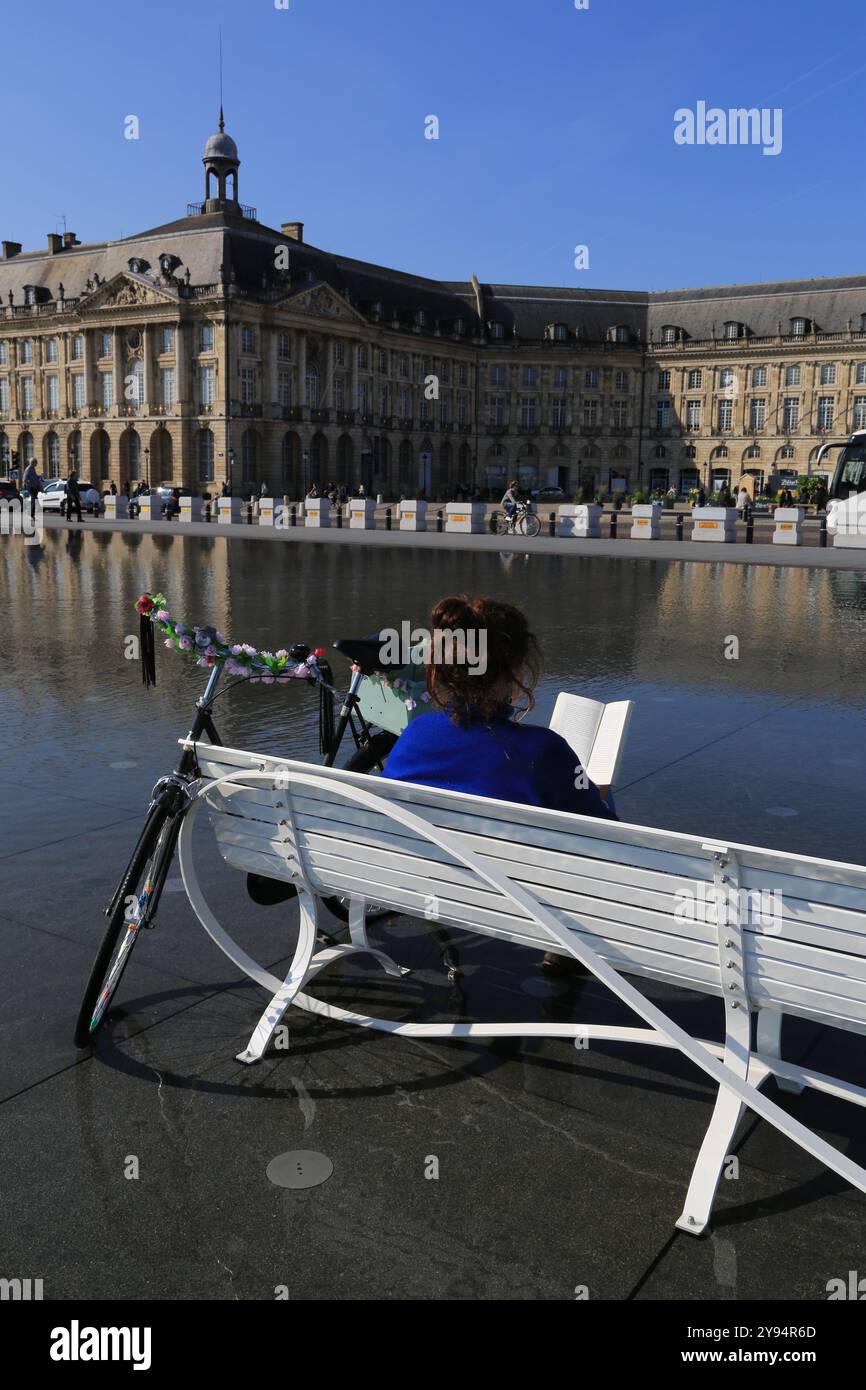 Moment der Entspannung und Freizeit auf dem Wasserspiegel vor dem Place de la Bourse in Bordeaux. Bordeaux, Gironde, New Aquitaine, Frankreich, Europa. Stockfoto