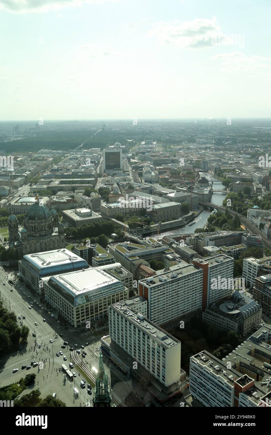 In der Abenddämmerung zeigt die Skyline Berlins eine Mischung aus historischen Gebäuden und modernen Bauten, die einen lebendigen städtischen Wandteppich schaffen. Die erweiterte Ansicht capt Stockfoto