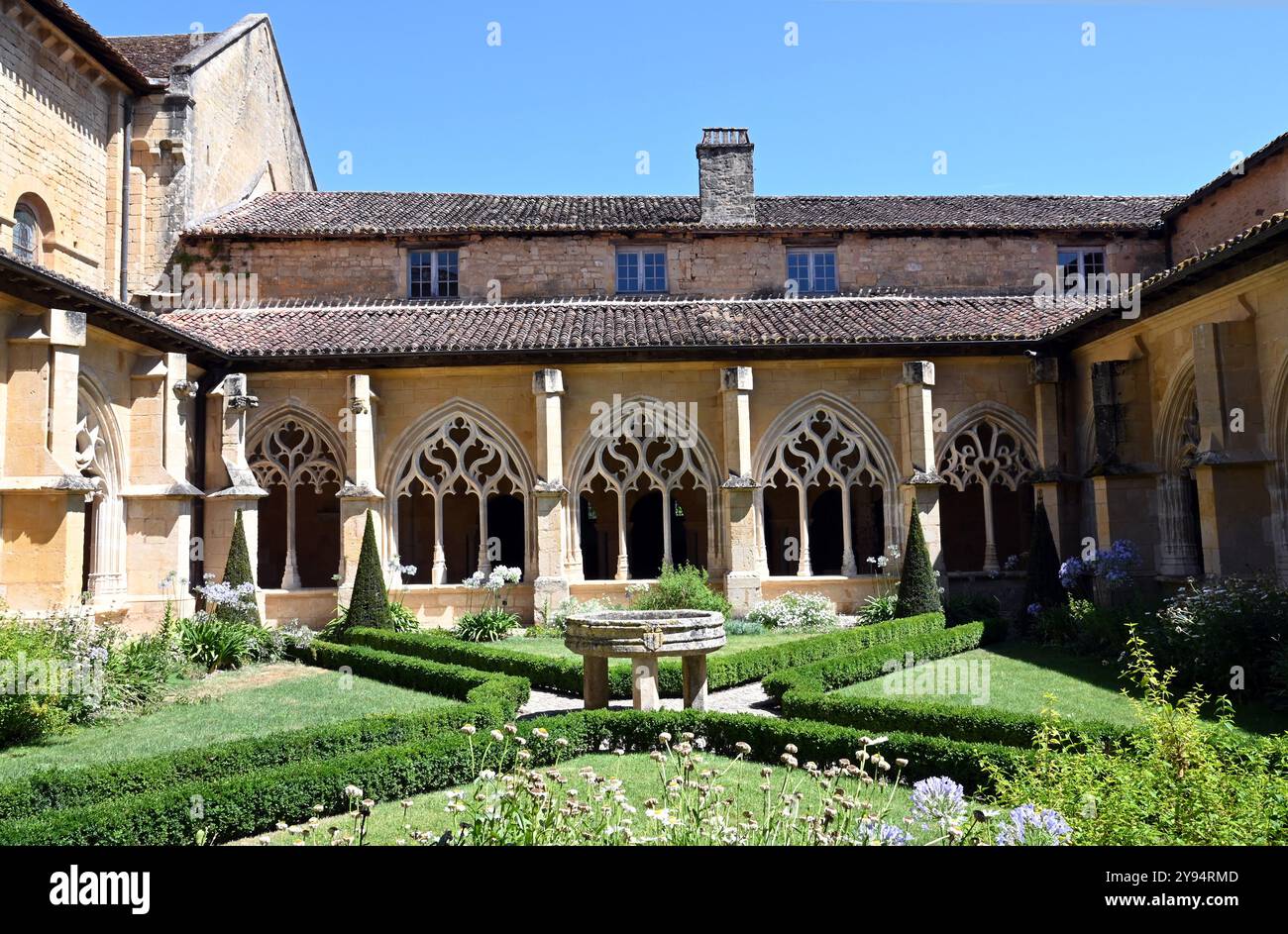 Der Kreuzgang in der Abtei von Cadouin im Süden der Region Dordogne in Frankreich im Périgord Pourpre (Purple Perigord) Stockfoto