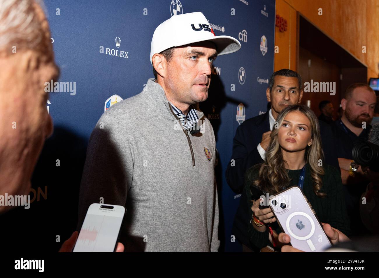 New York, USA. Oktober 2024. Keegan Bradley und Luke Donald, Kapitän des Ryder Cups, nehmen an einer gemeinsamen neuen Konferenz Teil, die im Rahmen der Ryder Cup Year to Go Celebration 2025 im Times Center in New York, NY, am Dienstag, den 8. Oktober 2024 stattfand. (Foto: Laura Brett/SIPA USA) Credit: SIPA USA/Alamy Live News Stockfoto