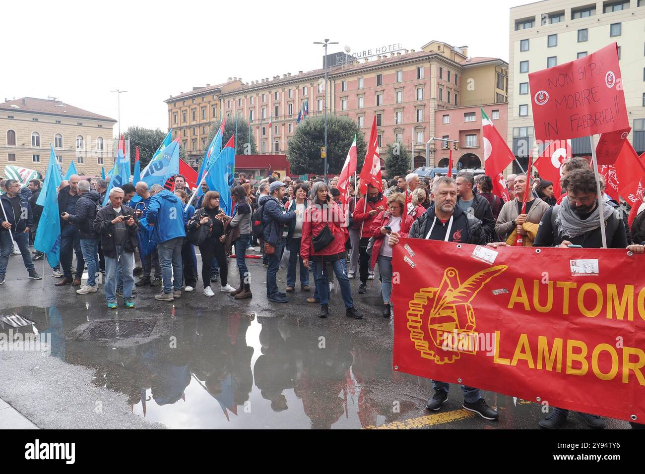 Bologna, Italien. Oktober 2024. Bologna, Italia - Cronaca - 8 Ottobre 2024 - Sciopero lavoratori del Settore trasporti dopo morte sul lavoro di un operaio travolto e ucciso dal treno mentre lavorava sulla linea ferroviaria Bologna-Venezia a San Giorgio 2024 di Piano - (Foto Michele Nucci/LaPresse) LaPresse/Alamy Live News Stockfoto