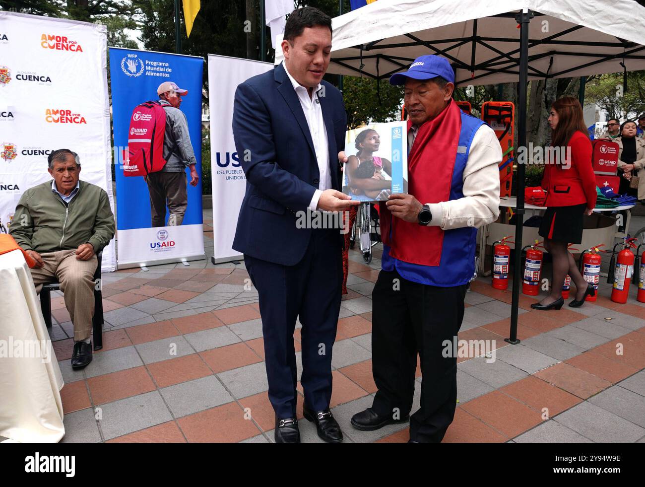 CUENCA LIEFERUNG SYMBOLISCHE NOTFALL-KITS Cuenca, Ecuador 8. Oktober 2024 im Plenarsaal des Calderon Parks im historischen Zentrum von Cuenca entwickelte sich die symbolische Lieferung von Notfall-Kits an die Gemeindekomitees für Risikomanagement-Prozesse aus der Stärkung der Kapazitäten der lokalen Regierungen in der Katastrophenrisikominderung und -Vorsorge mit Geschlechterperspektiven und -Schutz in Ecuador Foto Boris Romoleroux API SOI CUENCA DELIVERIESIMBOLIC Stockfoto