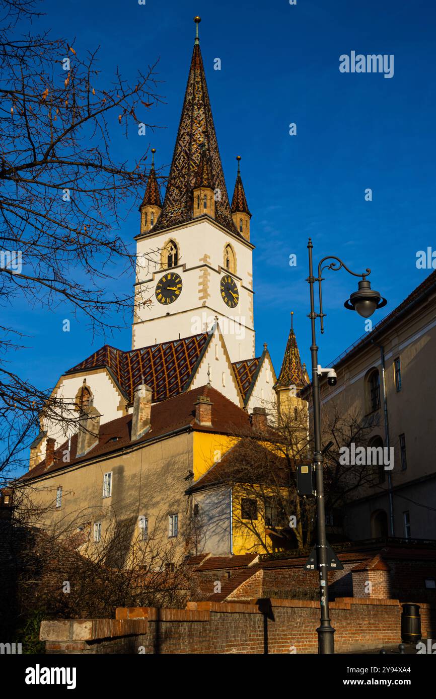 Der Turm der Evangelischen Kirche und alte Gebäude in der Altstadt von Sibiu, Rumänien Stockfoto