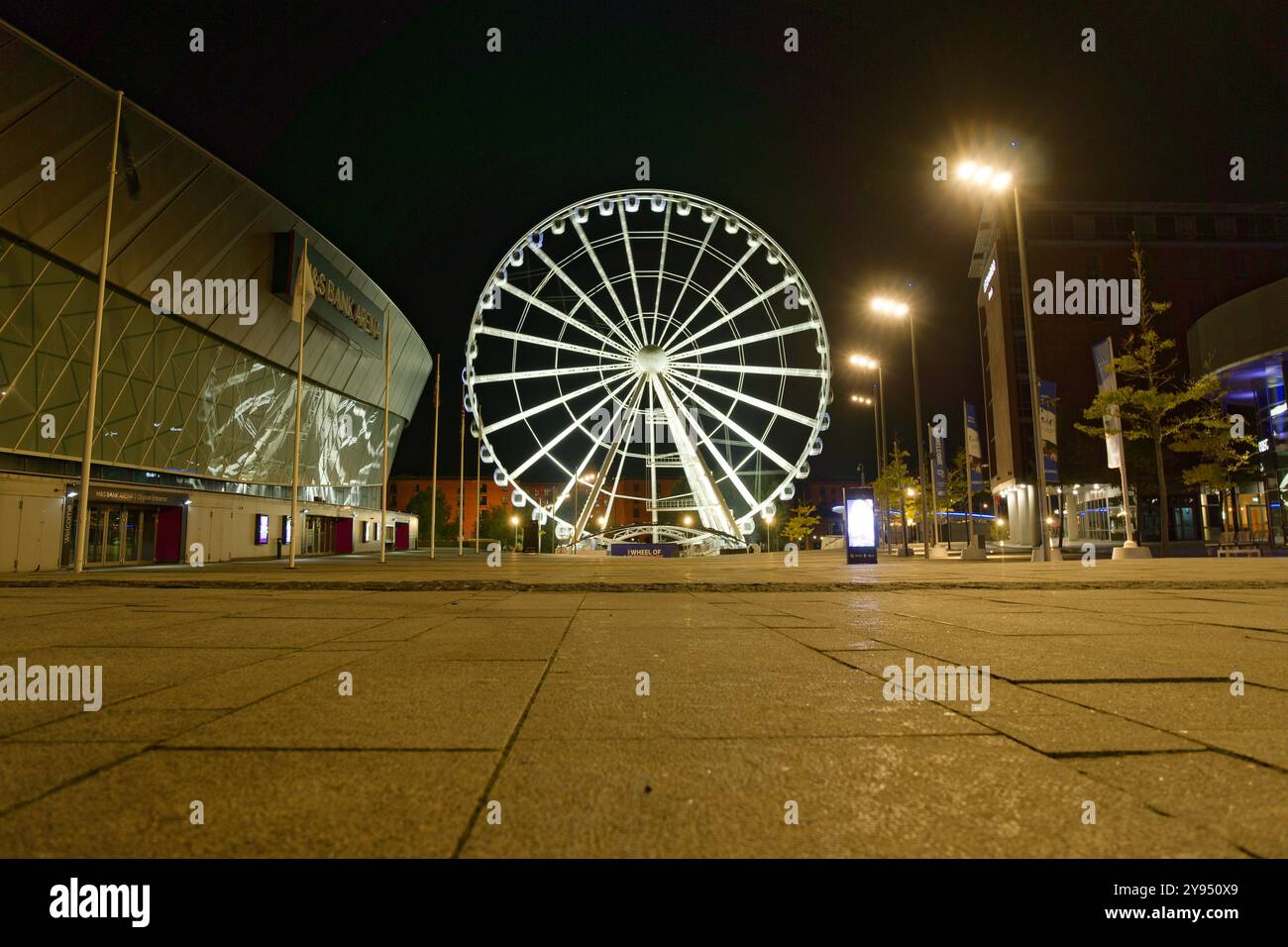 Das Riesenrad leuchtet nachts in Liverpool, Großbritannien Stockfoto