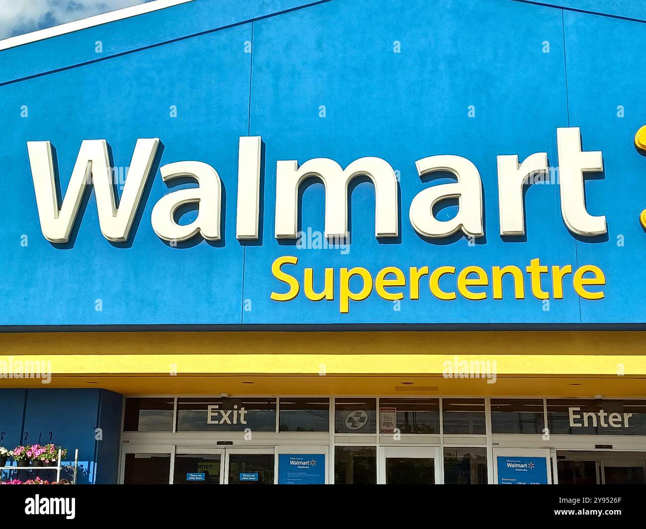 Toronto, ON, Kanada - 30. April 2024: Sehen Sie das Logo des Walmart Supershops in Amerika Stockfoto