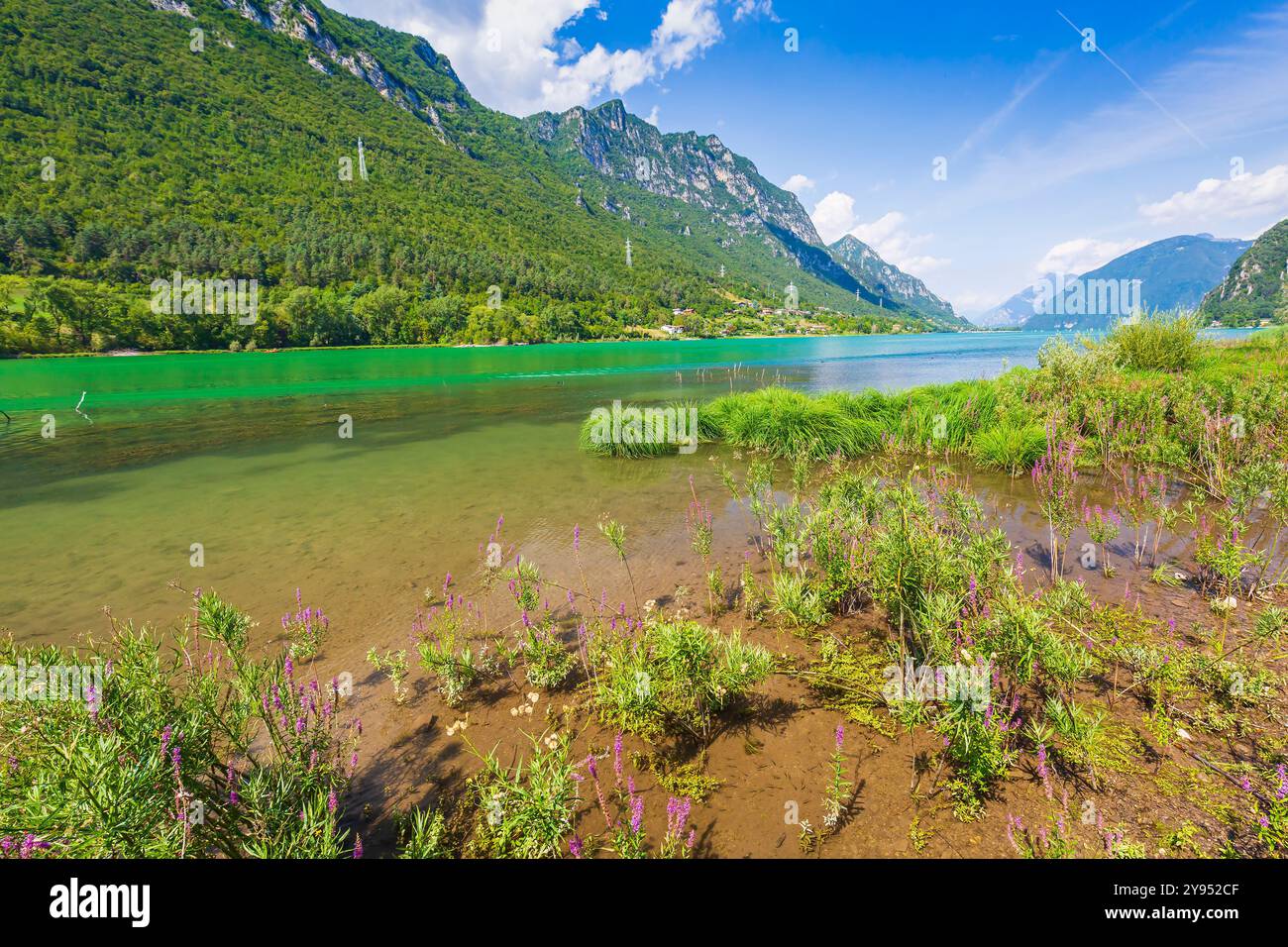 Der Idrosee Italien. Natur Landschaft für Abenteuer, Wandern und Freizeit Tourismus. Blaues Wasser und Himmel, Sommer. Stockfoto