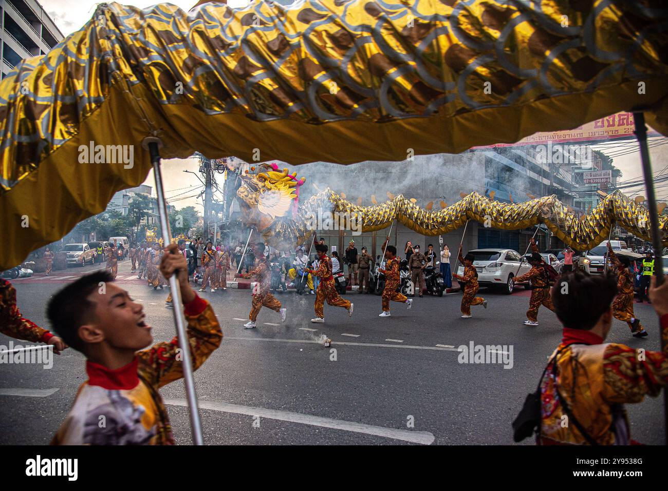 Bangkok, Thailand. Oktober 2024. Tänzer führen während des vegetarischen Festivals im Yaowarat The Chinatown in Bangkok einen Drachentanz auf. Das annaul vegetarische Festival in Thailand findet vom 3. Bis 12. Oktober 2024 statt und die Anbeter verzichten auf tierische Produkte während der neun Tage, und dies fällt mit der Feier der neun chinesischen Kaiser-Götter zusammen. Quelle: SOPA Images Limited/Alamy Live News Stockfoto
