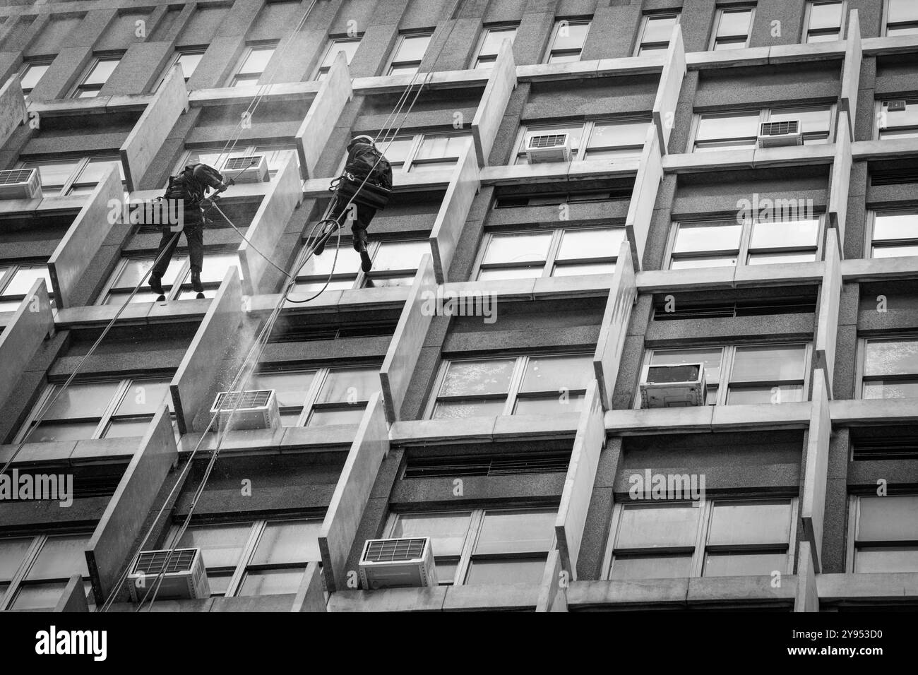 2 Männer, die die Fenster eines Hochhauses in Kapstadt reinigen Stockfoto