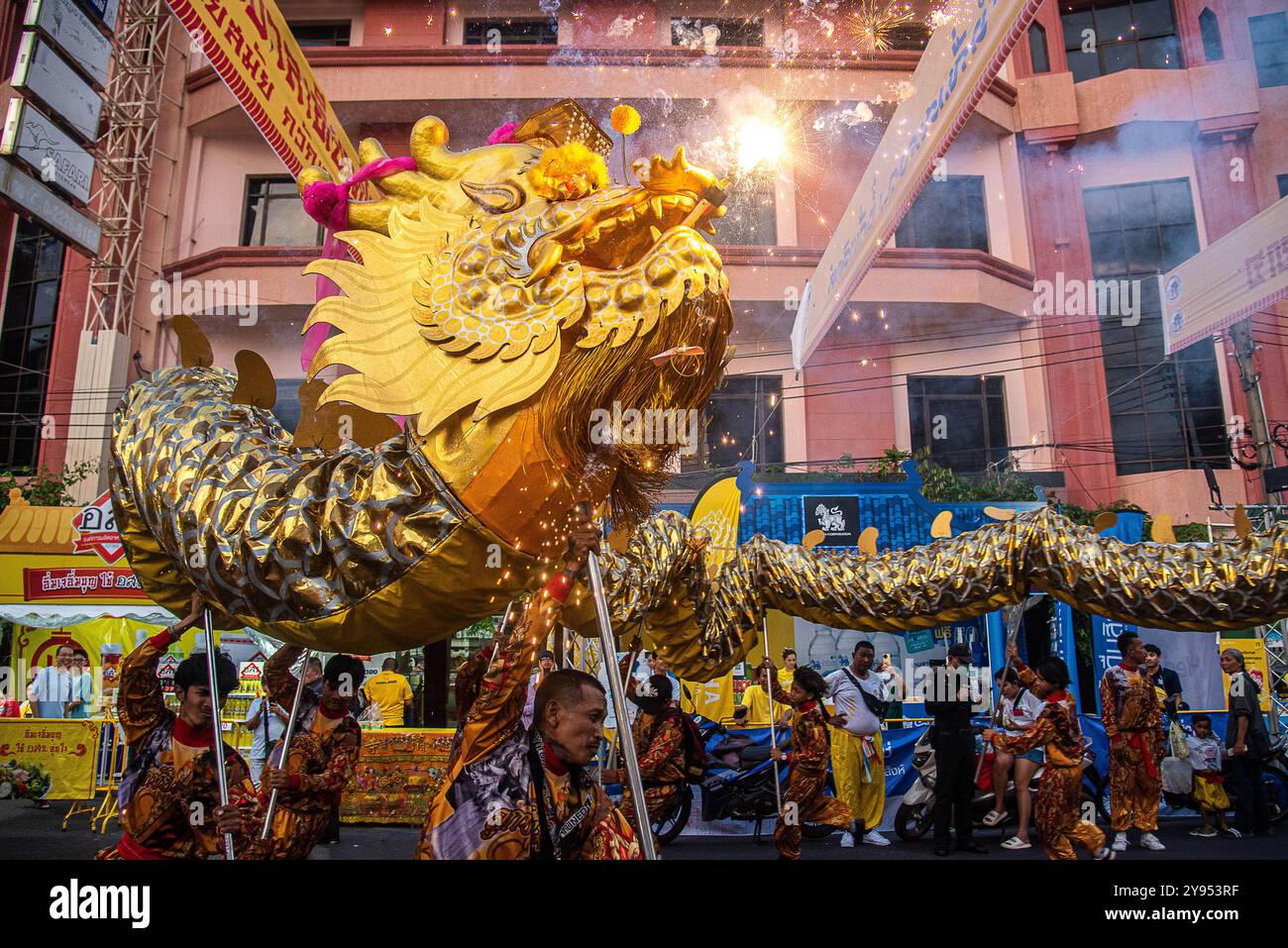 Bangkok, Thailand. Oktober 2024. Tänzer führen während des vegetarischen Festivals im Yaowarat The Chinatown in Bangkok einen Drachentanz auf. Das annaul vegetarische Festival in Thailand findet vom 3. Bis 12. Oktober 2024 statt und die Anbeter verzichten auf tierische Produkte während der neun Tage, und dies fällt mit der Feier der neun chinesischen Kaiser-Götter zusammen. (Foto: Peerapon Boonyakiat/SOPA Images/SIPA USA) Credit: SIPA USA/Alamy Live News Stockfoto