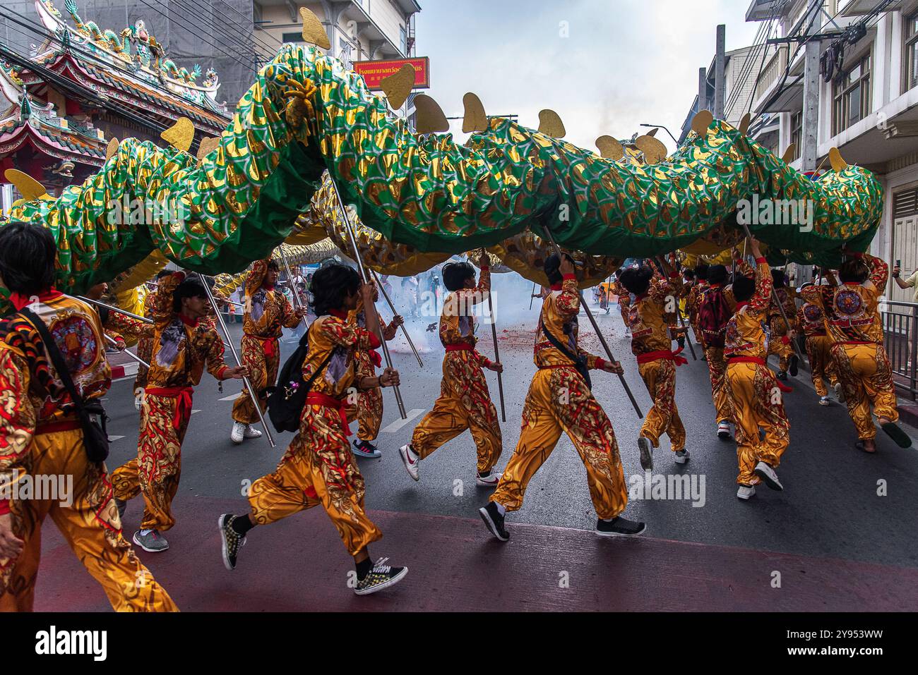 Bangkok, Thailand. Oktober 2024. Tänzer führen während des vegetarischen Festivals im Yaowarat The Chinatown in Bangkok einen Drachentanz auf. Das annaul vegetarische Festival in Thailand findet vom 3. Bis 12. Oktober 2024 statt und die Anbeter verzichten auf tierische Produkte während der neun Tage, und dies fällt mit der Feier der neun chinesischen Kaiser-Götter zusammen. (Foto: Peerapon Boonyakiat/SOPA Images/SIPA USA) Credit: SIPA USA/Alamy Live News Stockfoto