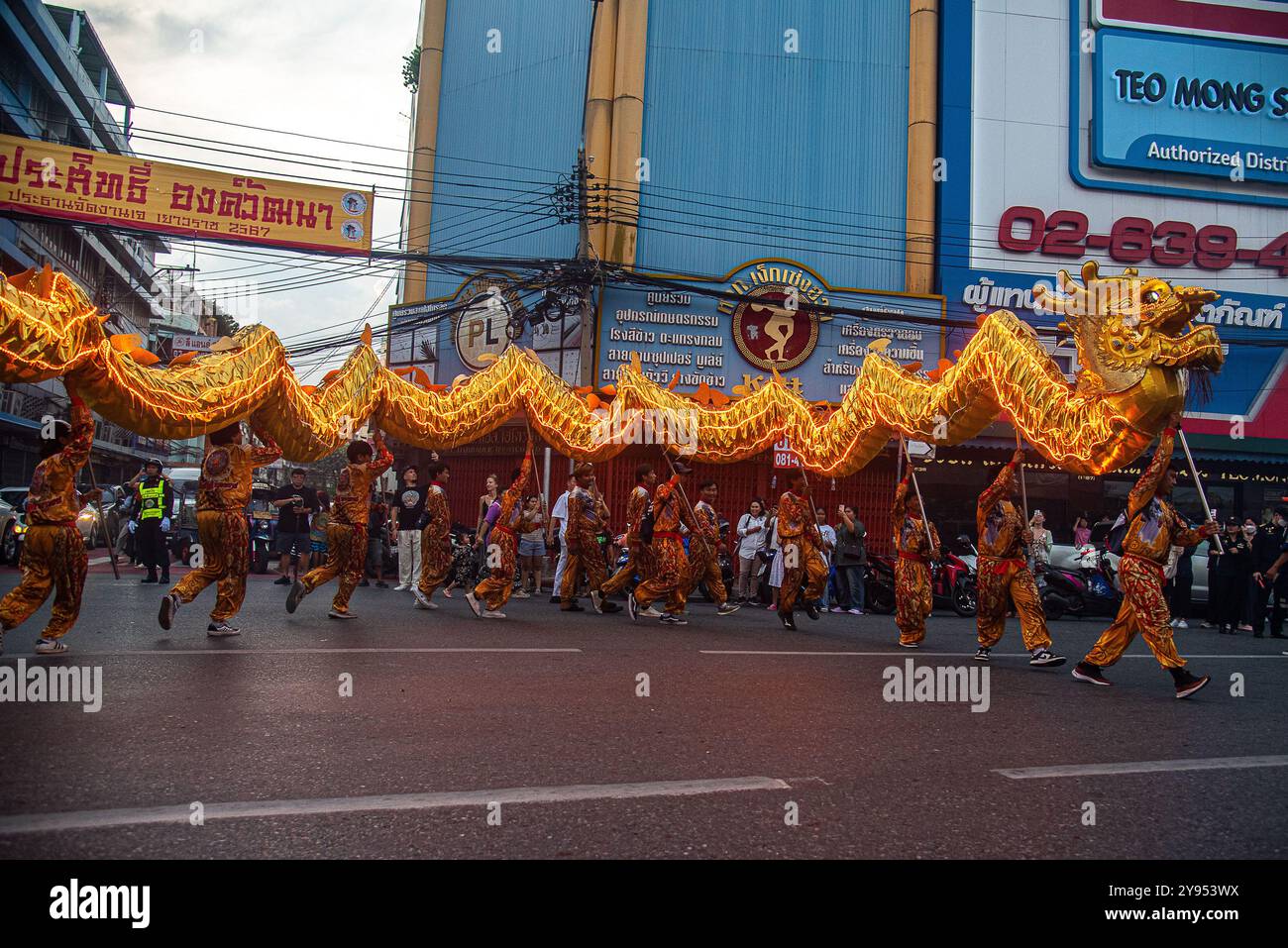 Bangkok, Thailand. Oktober 2024. Tänzer führen während des vegetarischen Festivals im Yaowarat The Chinatown in Bangkok einen Drachentanz auf. Das annaul vegetarische Festival in Thailand findet vom 3. Bis 12. Oktober 2024 statt und die Anbeter verzichten auf tierische Produkte während der neun Tage, und dies fällt mit der Feier der neun chinesischen Kaiser-Götter zusammen. (Foto: Peerapon Boonyakiat/SOPA Images/SIPA USA) Credit: SIPA USA/Alamy Live News Stockfoto