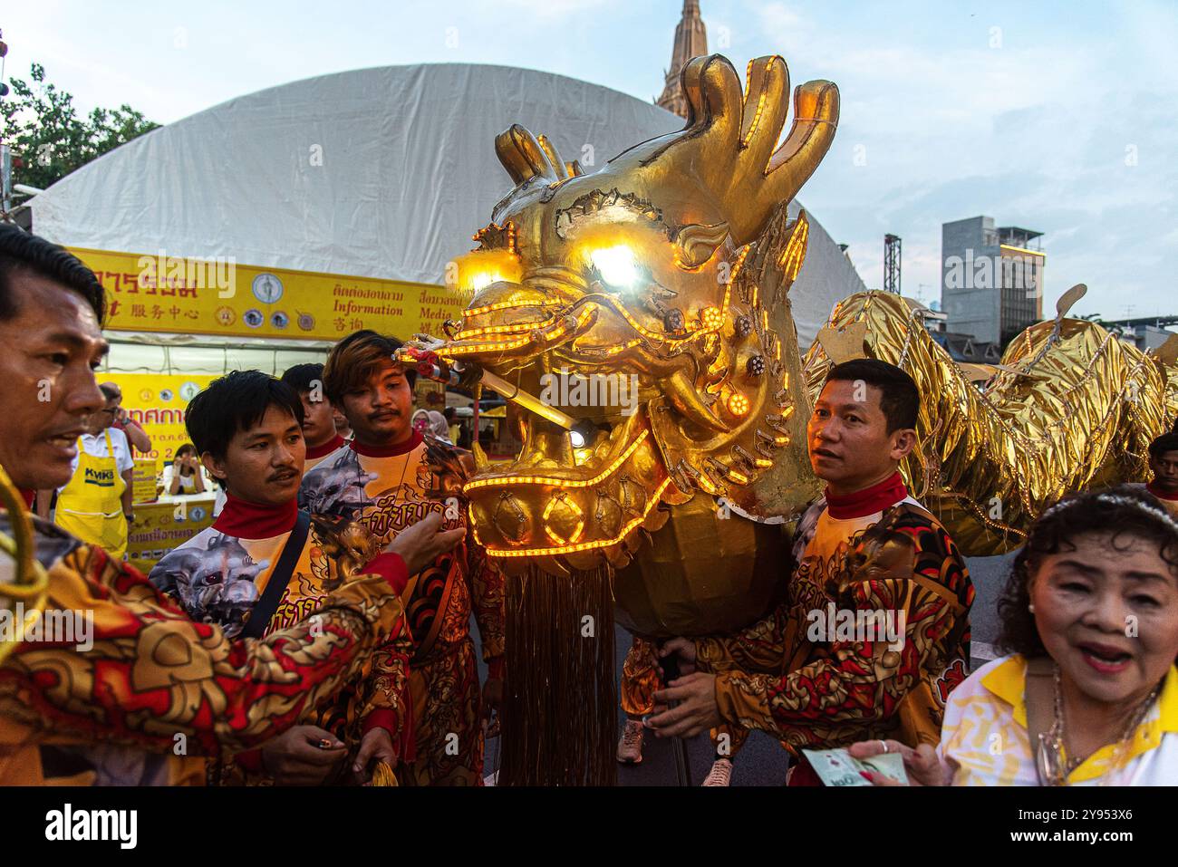 Bangkok, Thailand. Oktober 2024. Tänzer führen während des vegetarischen Festivals im Yaowarat The Chinatown in Bangkok einen Drachentanz auf. Das annaul vegetarische Festival in Thailand findet vom 3. Bis 12. Oktober 2024 statt und die Anbeter verzichten auf tierische Produkte während der neun Tage, und dies fällt mit der Feier der neun chinesischen Kaiser-Götter zusammen. (Foto: Peerapon Boonyakiat/SOPA Images/SIPA USA) Credit: SIPA USA/Alamy Live News Stockfoto
