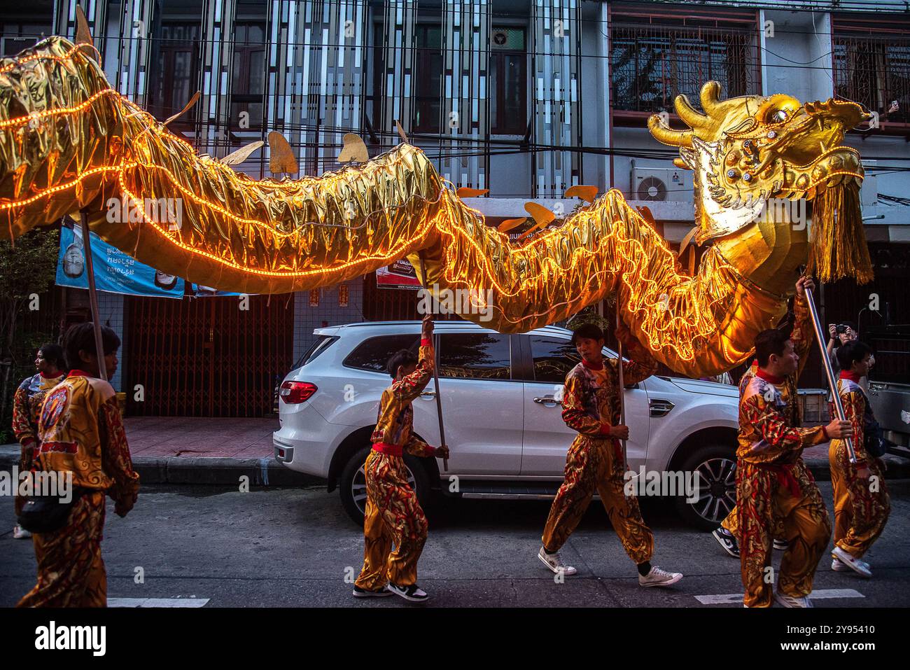 Bangkok, Thailand. Oktober 2024. Tänzer führen während des vegetarischen Festivals im Yaowarat The Chinatown in Bangkok einen Drachentanz auf. Das annaul vegetarische Festival in Thailand findet vom 3. Bis 12. Oktober 2024 statt und die Anbeter verzichten auf tierische Produkte während der neun Tage, und dies fällt mit der Feier der neun chinesischen Kaiser-Götter zusammen. (Foto: Peerapon Boonyakiat/SOPA Images/SIPA USA) Credit: SIPA USA/Alamy Live News Stockfoto