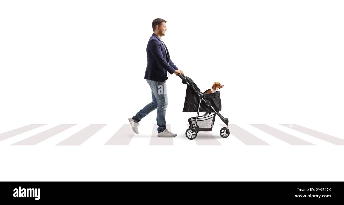 Profilaufnahme eines jungen Mannes, der auf einer Straße auf weißem Hintergrund einen Hundewagen schiebt und läuft Stockfoto
