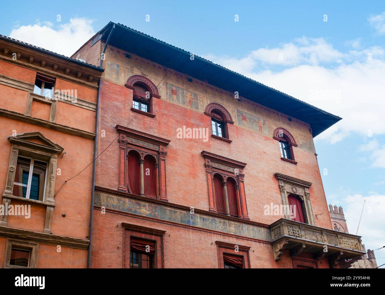 Die alten erhaltenen Fresken an der Wand des mittelalterlichen Hauses, Bologna, Italien Stockfoto