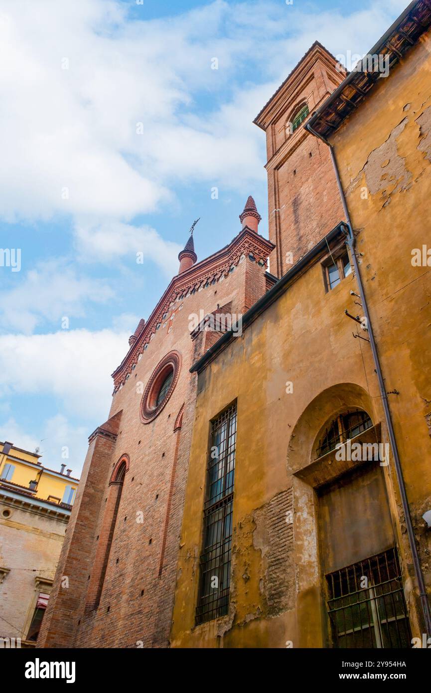 Fassade der Basilika di San Martino und mittelalterliches Haus in Bologna, Italien Stockfoto