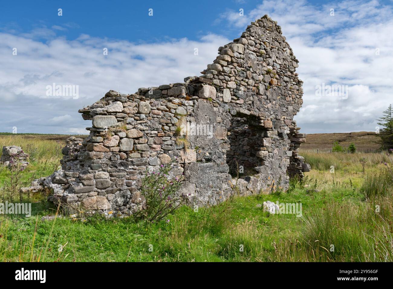 Ein detaillierter Blick auf die zerbröckelnden Überreste der Cooper's Lodge in Tawnadremira. Das Bild zeigt das Steinmauerwerk des Bauwerks gegen eine vibra Stockfoto