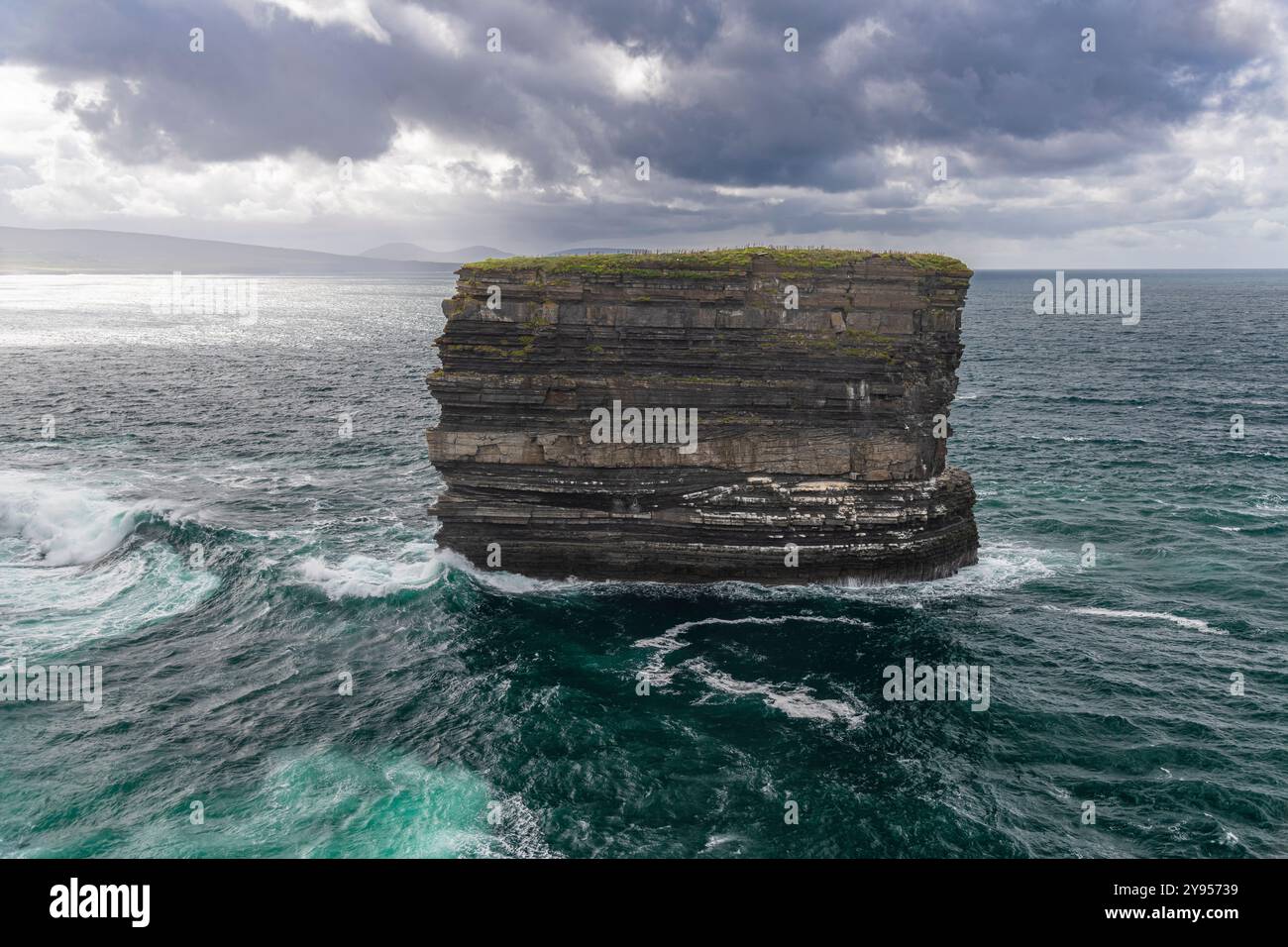 An bewölkten Tagen sind Downpatrick Head auch Dun Briste, County Mayo, Irland, zu sehen Stockfoto