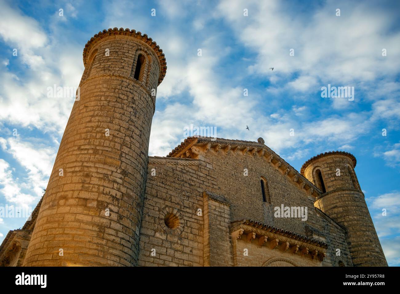 Fassade der romanischen Kirche San Martín de Tours in Frómista, Palencia, Castilla y León, Spanien mit Sonnenaufgangslicht und spektakulärem Himmel Stockfoto