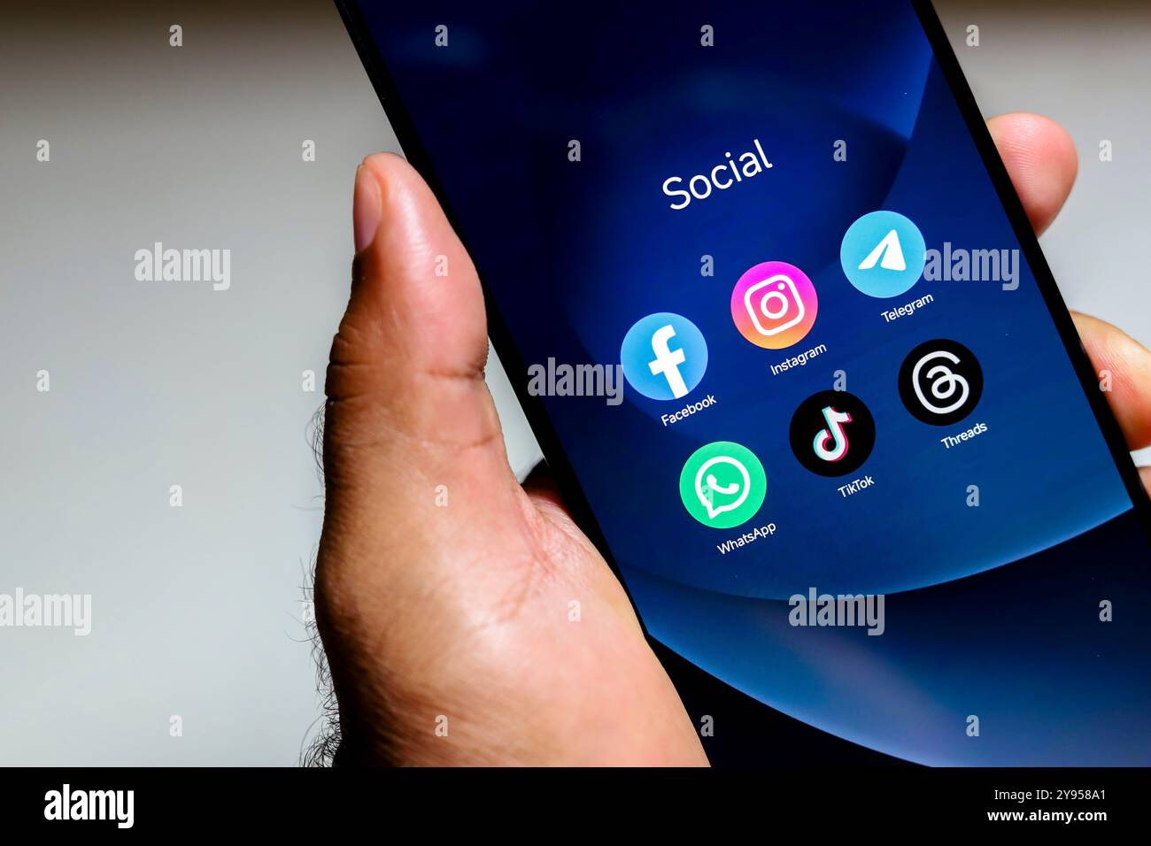 Oktober 2024, Brasilien. In dieser Fotoabbildung wird das Logo der Apps Facebook, Instagram, WhatsApp, TikTok und Threads auf einem Smartphone angezeigt Stockfoto