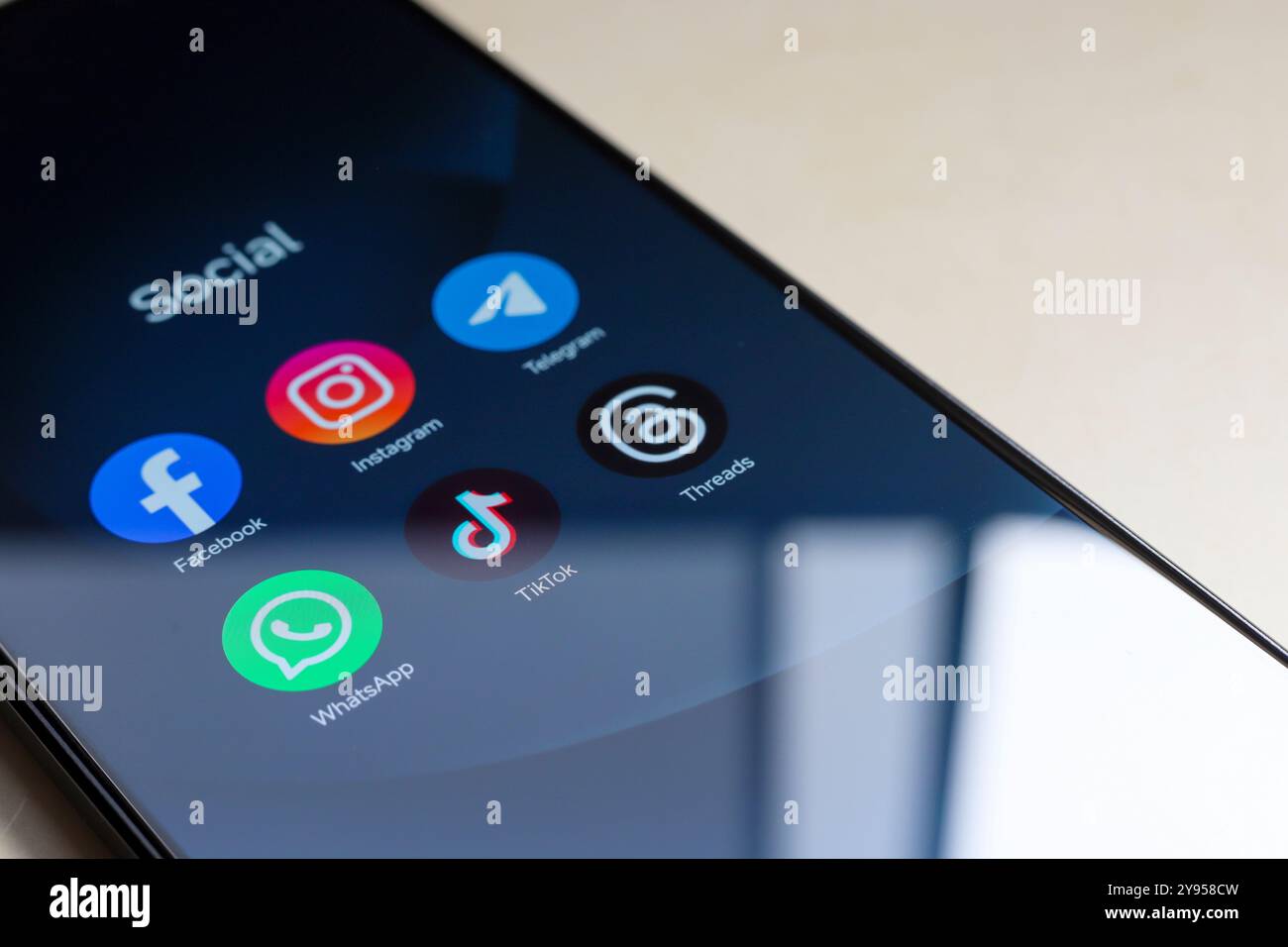 Oktober 2024, Brasilien. In dieser Fotoabbildung wird das Logo der Apps Facebook, Instagram, WhatsApp, TikTok und Threads auf einem Smartphone angezeigt Stockfoto
