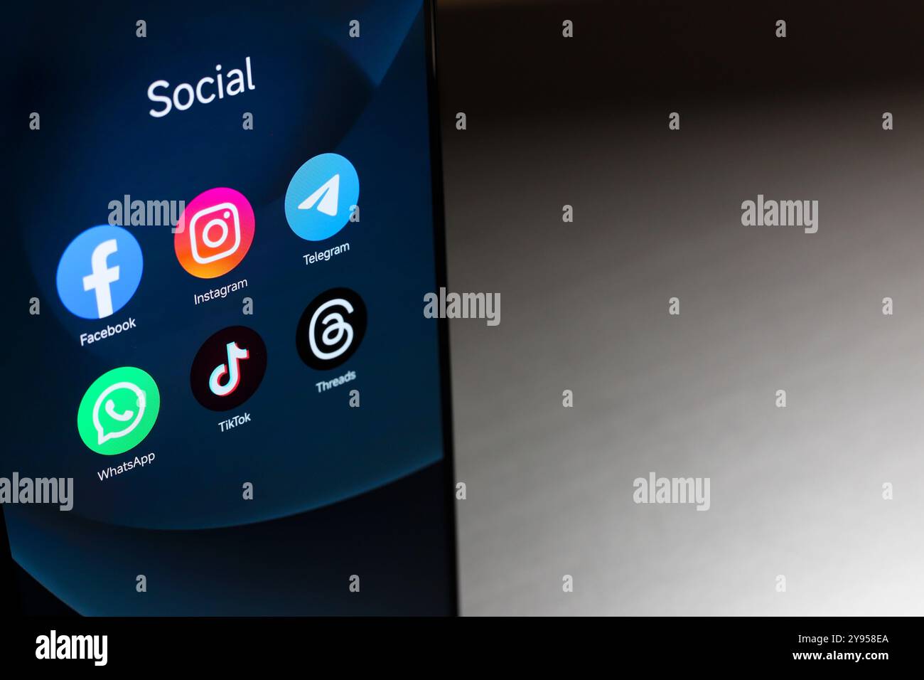 Oktober 2024, Brasilien. In dieser Fotoabbildung wird das Logo der Apps Facebook, Instagram, WhatsApp, TikTok und Threads auf einem Smartphone angezeigt Stockfoto
