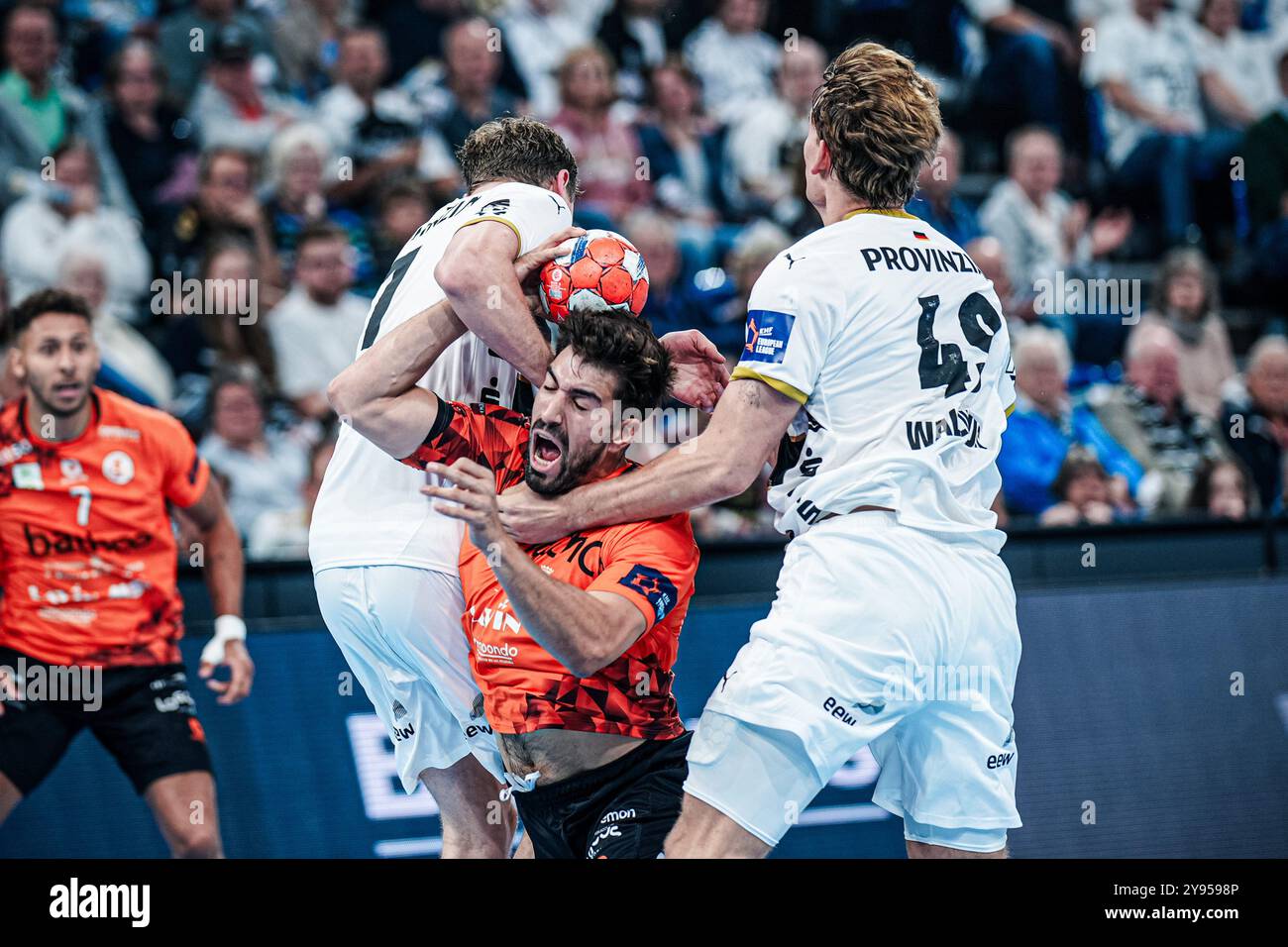 Magnus Landin (THW Kiel, #07), Facundo Nicolas Cangiani Besada (Bathco BM. Torrelavega, #25), Karl Wallinius (THW Kiel, #49) GER, THW Kiel vs. Bathco BM. Torrelavega, Handball, EHF European League, Spieltag 1, Saison 2024/2025, 08.10.2024 Foto: Eibner-Pressefoto/Marcel von Fehrn Stockfoto